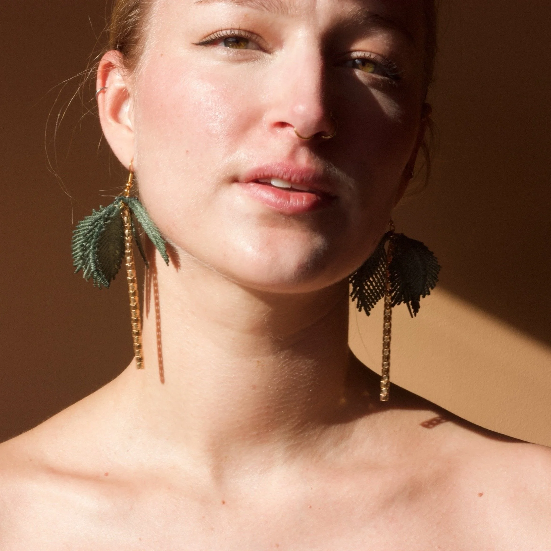 All this warm weather is making me want to pull out my new edition of Palmtree earrings 🌴 

(Now Available online)

#statementearrings #palmtrees #tropicalia #summermood #datetree