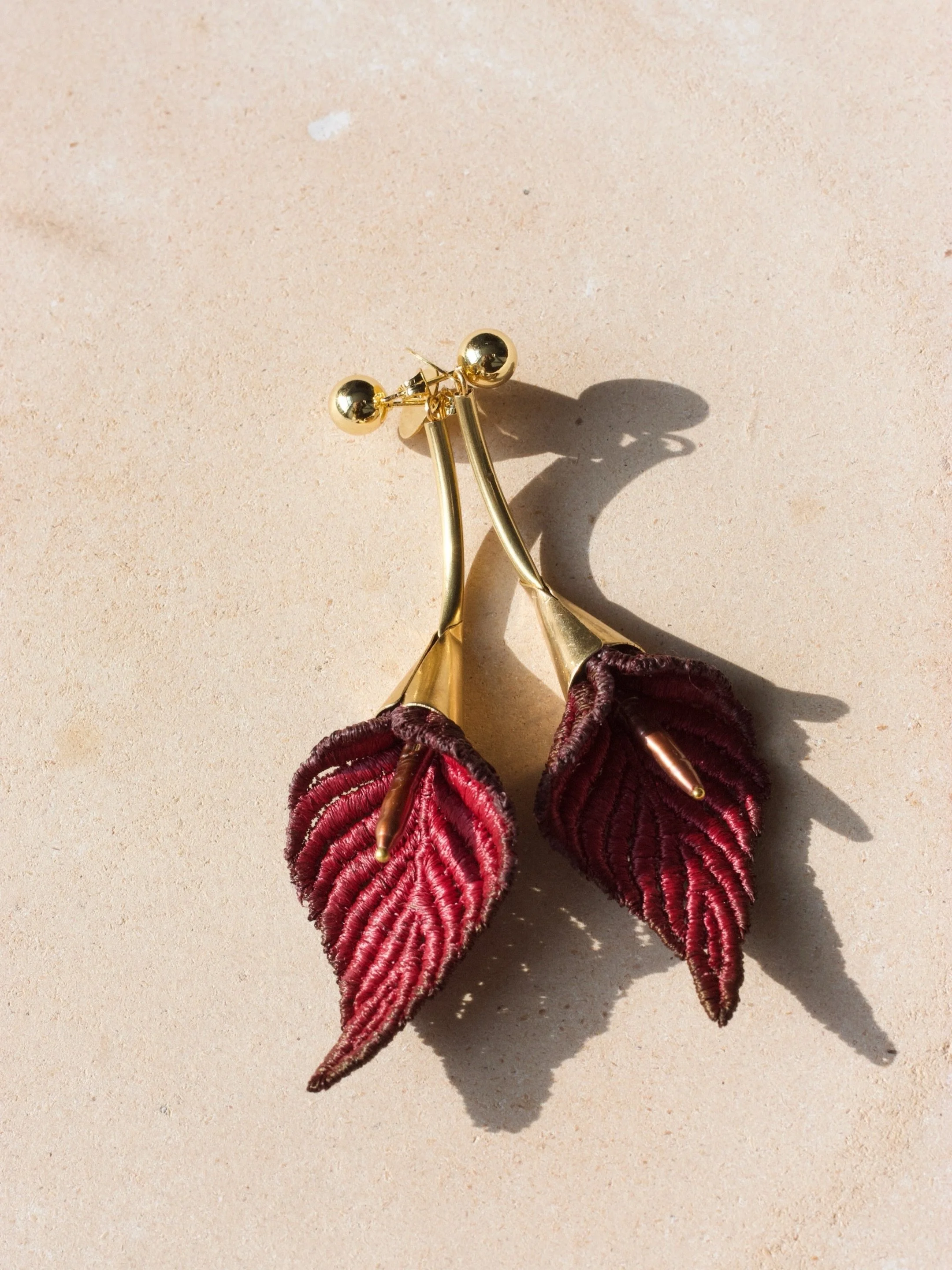 Calla lily earrings and their inspiration&hellip;. They never get old to me. I often get asked which earrings are my favourite. I always have a hard time answering but Calla lily generally make my top 3! 

Vintage lace (hand dyed), long freshwater pe