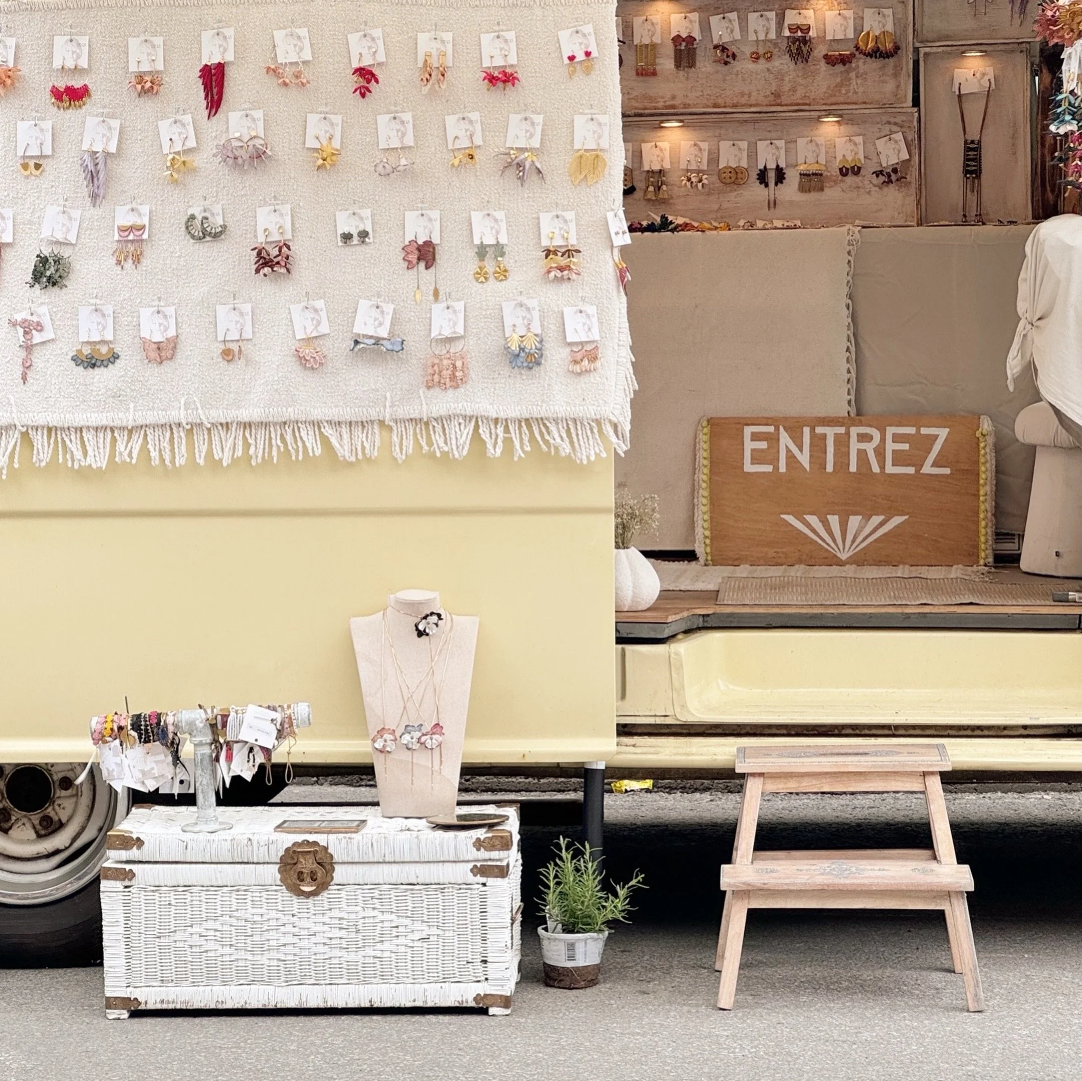 Pssst @muralfestival starts next week (Thursday)!!! We will be back on @blvdstlaurent with our trusted @la_dijonnaise as a jewelry pop-up shop. NOTE that this time we will be a bit lower down at the corner of Rue Roy near Des Pins. 

We&rsquo;ll have