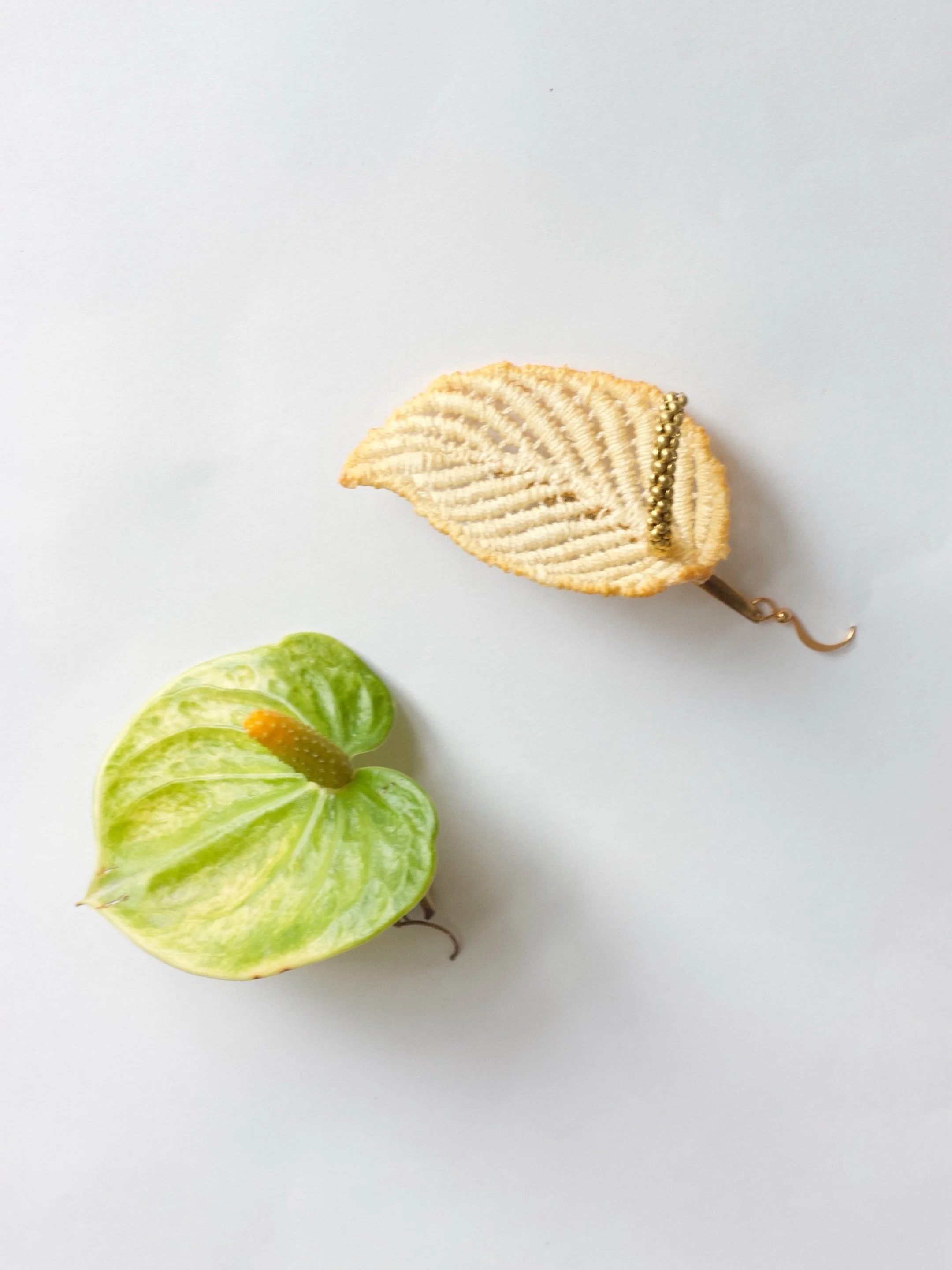 Some call it Laceleaf, I took that literally&hellip; a fitting flower to include in my portfolio of floral lace earrings.

#laceleaf #anthurium #flamingoflower #statementearrings #araceae