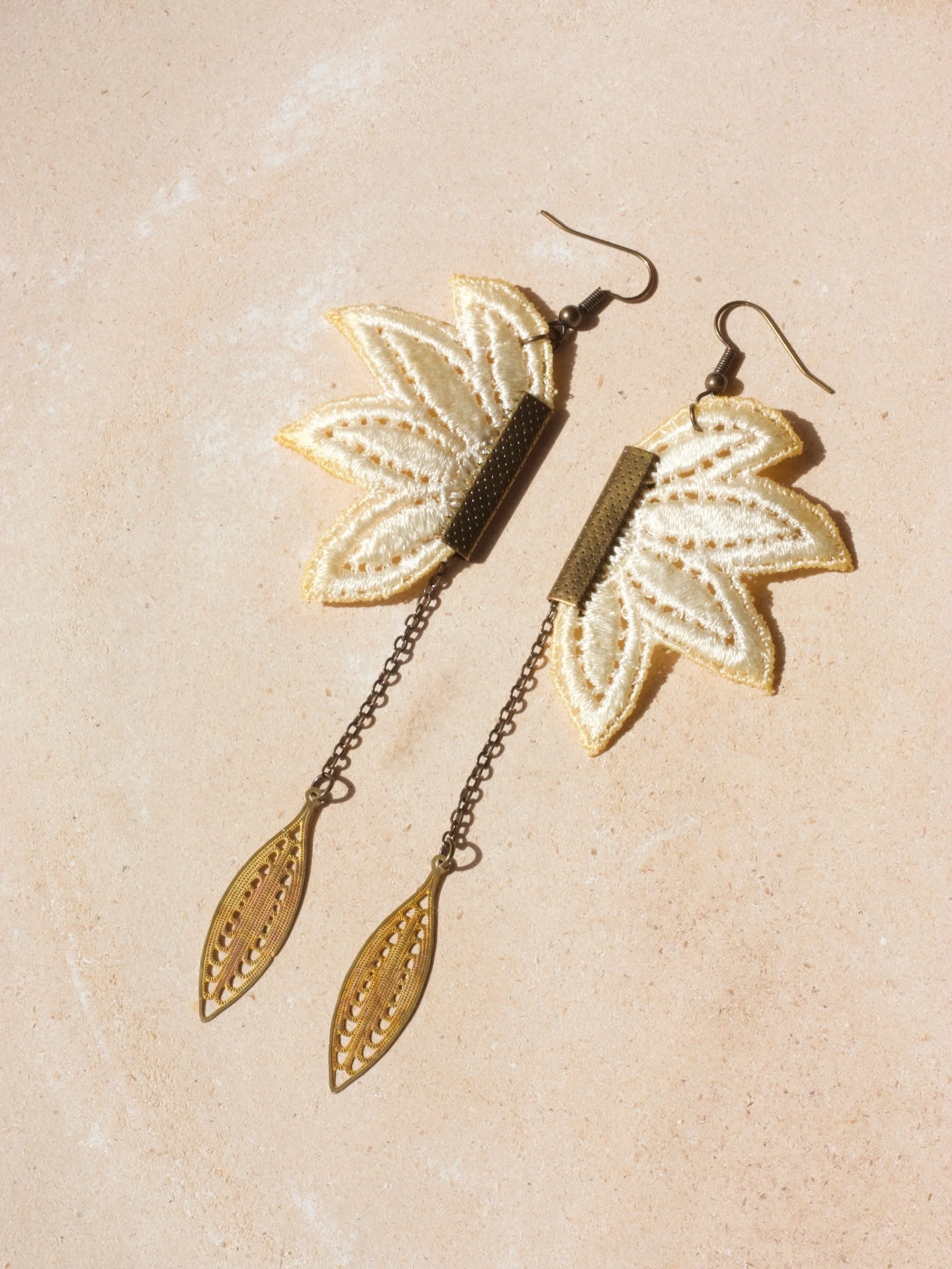 Our Pendulum I (second image) are back in stock! We stumbled on some more of that magnificent vintage lace 💕 

I figured it&rsquo;s a good opportunity to compare the current available Pendulum styles to help you choose&hellip; 

Pendulum IV (1st ima