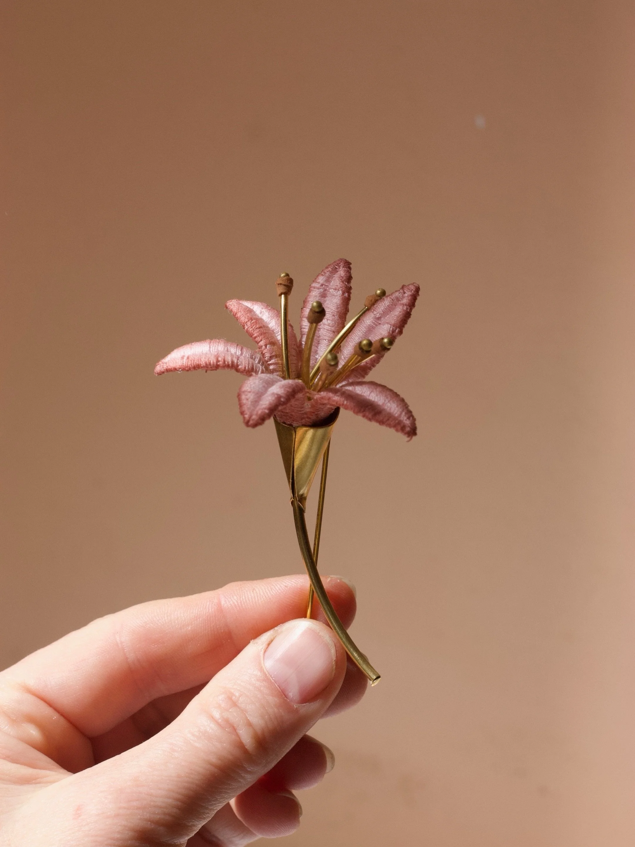 Lily season is here! (Well, in Canada anyways&hellip;)

#broochbouquet #lilybrooch #vintagelacejewelry #slowfashion #statementbrooch