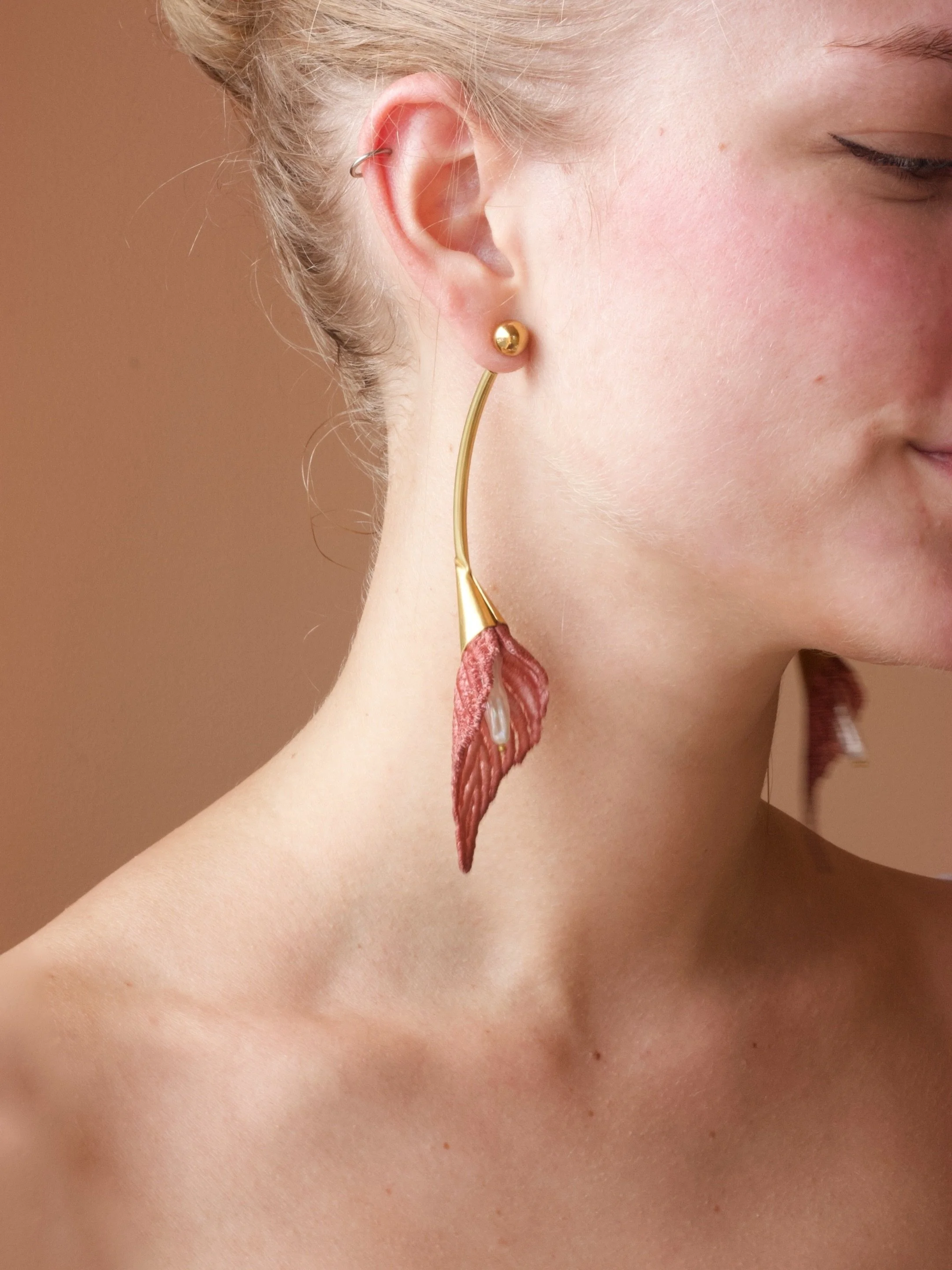 Today, I am wearing one of my favourite earrings I have ever made&hellip; the Calla Lily earrings. Made of hand dyed vintage lace, raw brass and freshwater pearls these earrings are my go-to when I need a confidence boost!

At @muralfestival with a m