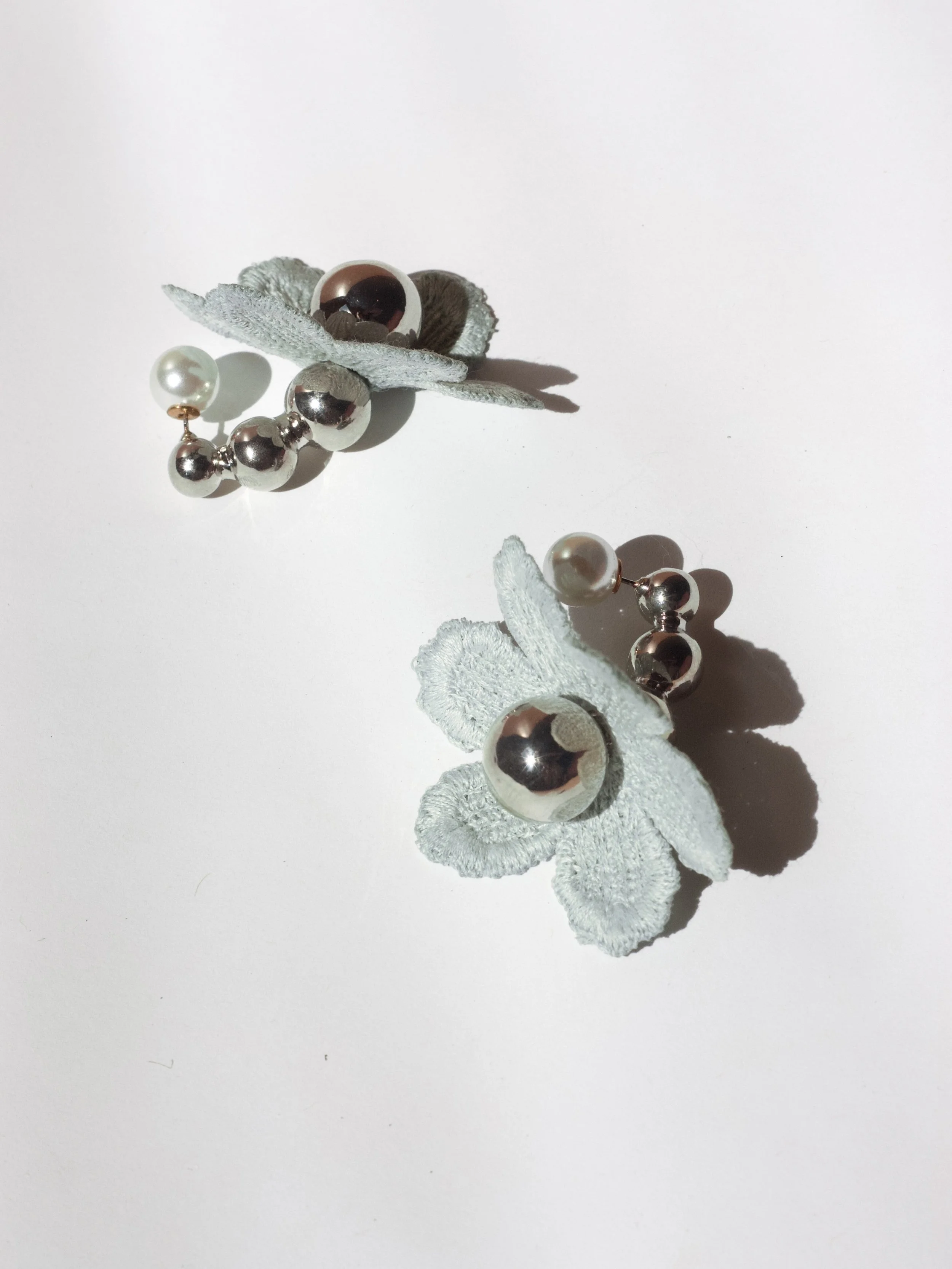 Finally listed the Koons Earrings 🫧🪩✨🌼

Playful, shiny, retro&hellip; a revisit of one of my first loves, Pop Art ❕

Made from polished stainless steel and a very vintage (dare I say antique!) hand dyed lace, these statement earrings are unique in