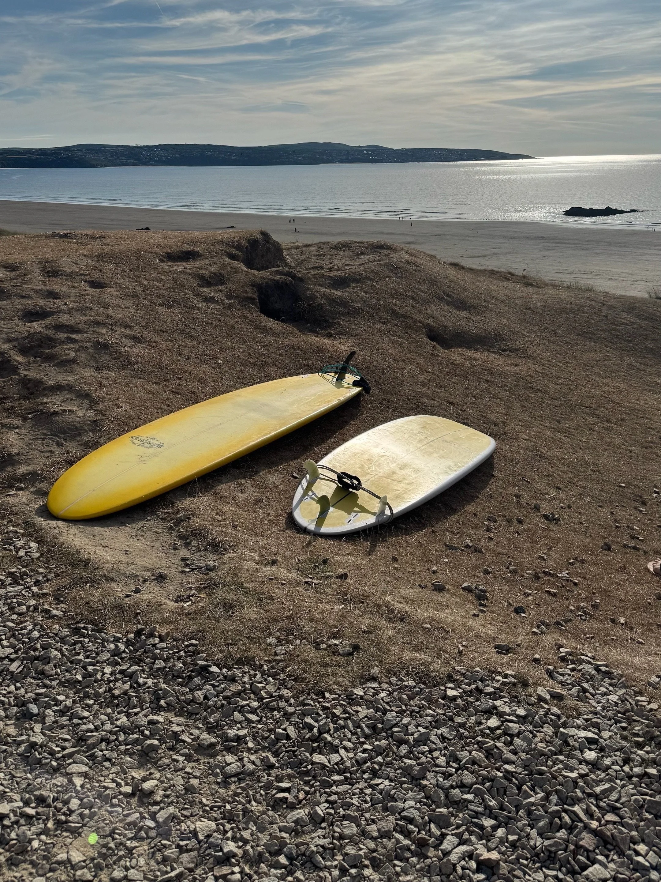 If it takes a while for me to respond, it&rsquo;s because I&rsquo;m distracted&hellip; Gotta get maximum surfing in before the season is over 🫠

#mindbodyandsoulfitness #worklifebalancefail #summerissacred