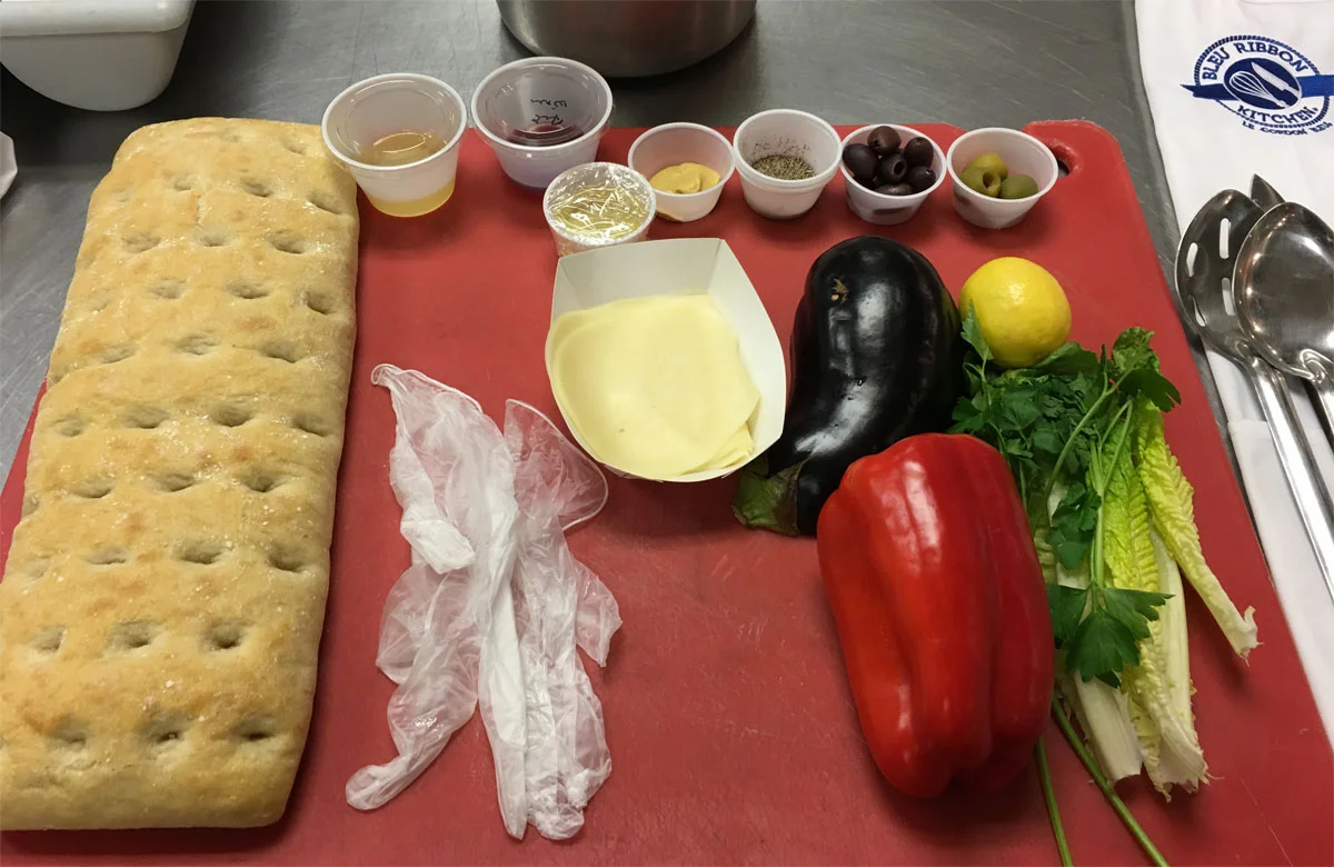Todo listo para preparar el primer plato de la clase de cocina, en total, trabajamos ese día en cuatro recetas.