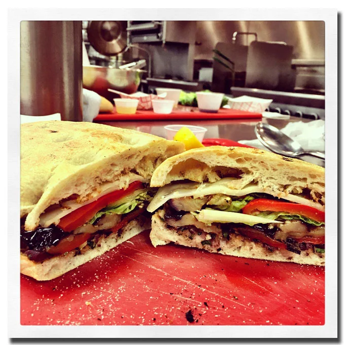 Mi primera creación en la clase de cocina, un sandwich de berenjena y pimiento con aderezo de aceitunas.