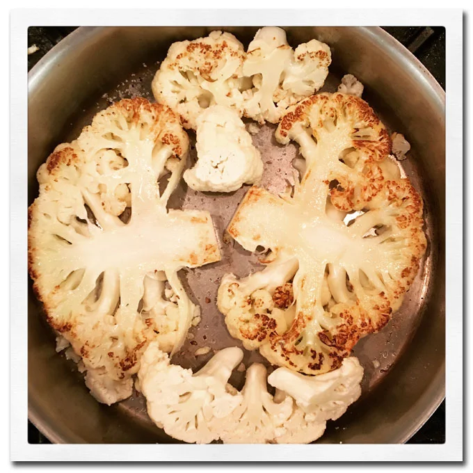 Steak de coliflor. Sobre esto se añade una salsa de curry.