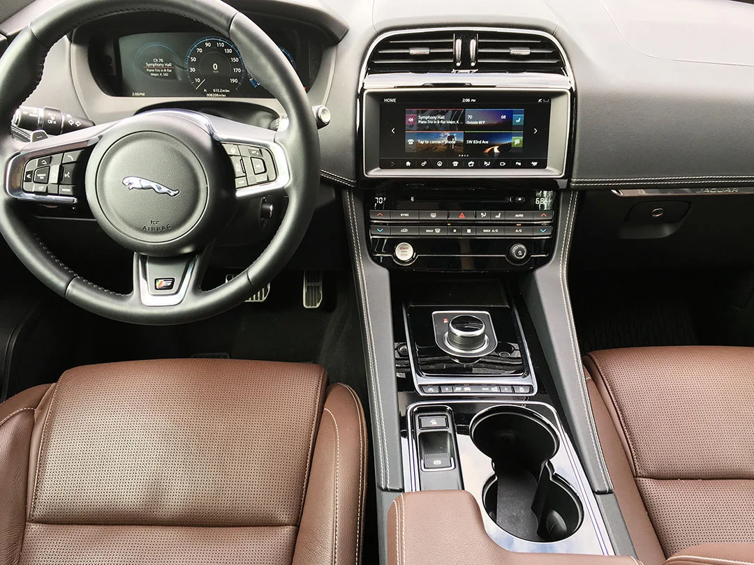 Jaguar_FPace_2017_05.jpg