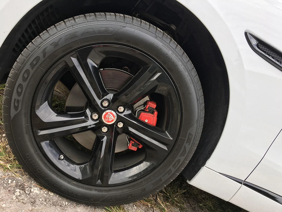 Jaguar_FPace_2017_07.jpg