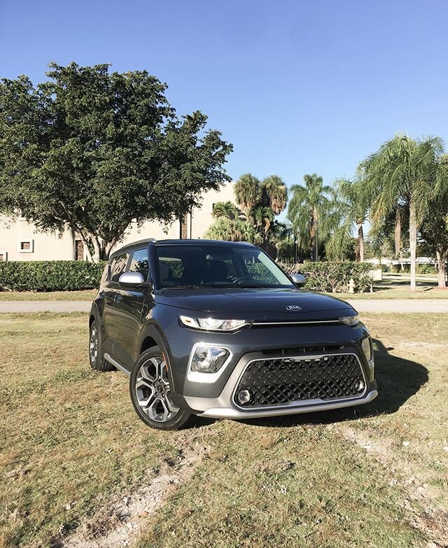 #KiaSoul 2020 - Ofrece varias versiones. La X-Line en especial, fue pensada como el lado de apariencia &lsquo;rudo&rsquo; del Soul. Cuenta con molduras en los laterales y en los espejos retrovisores, ruedas de 18&rdquo; (las de serie son de 16&rdquo;