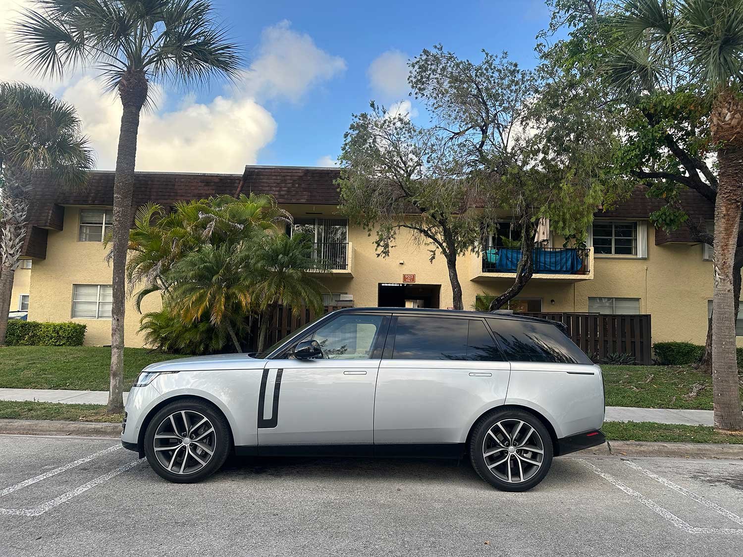 El Range Rover SE parqueado en un vecindario en MIami
