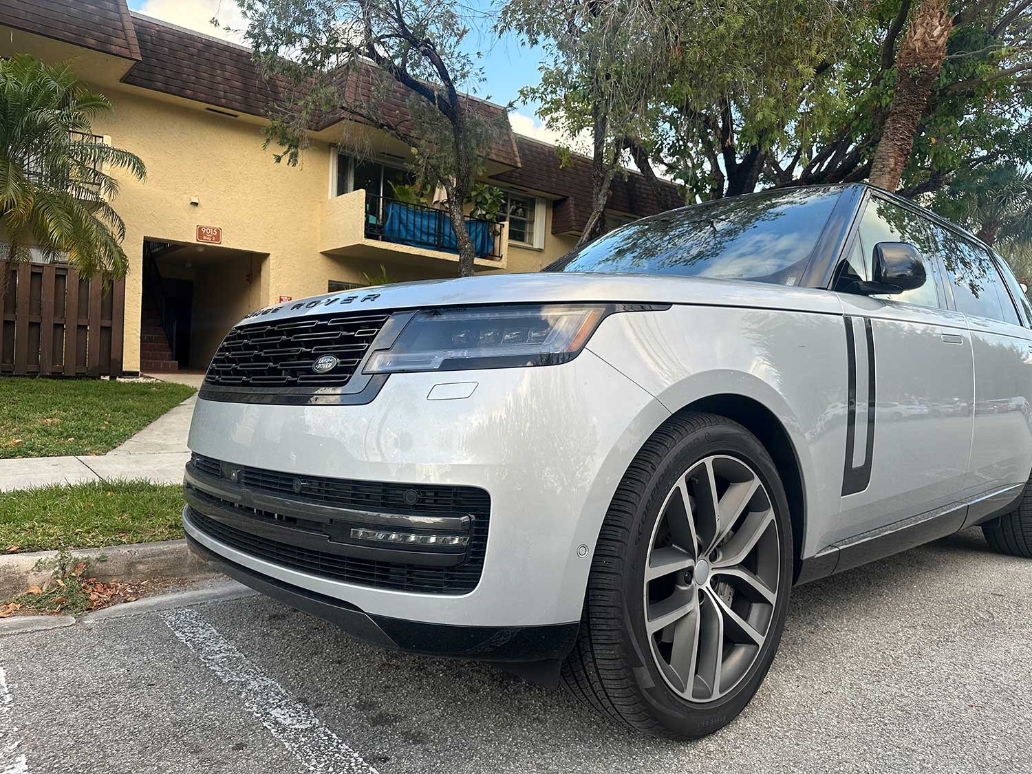 El Range Rover SE visto de frente, vista de tres cuartos