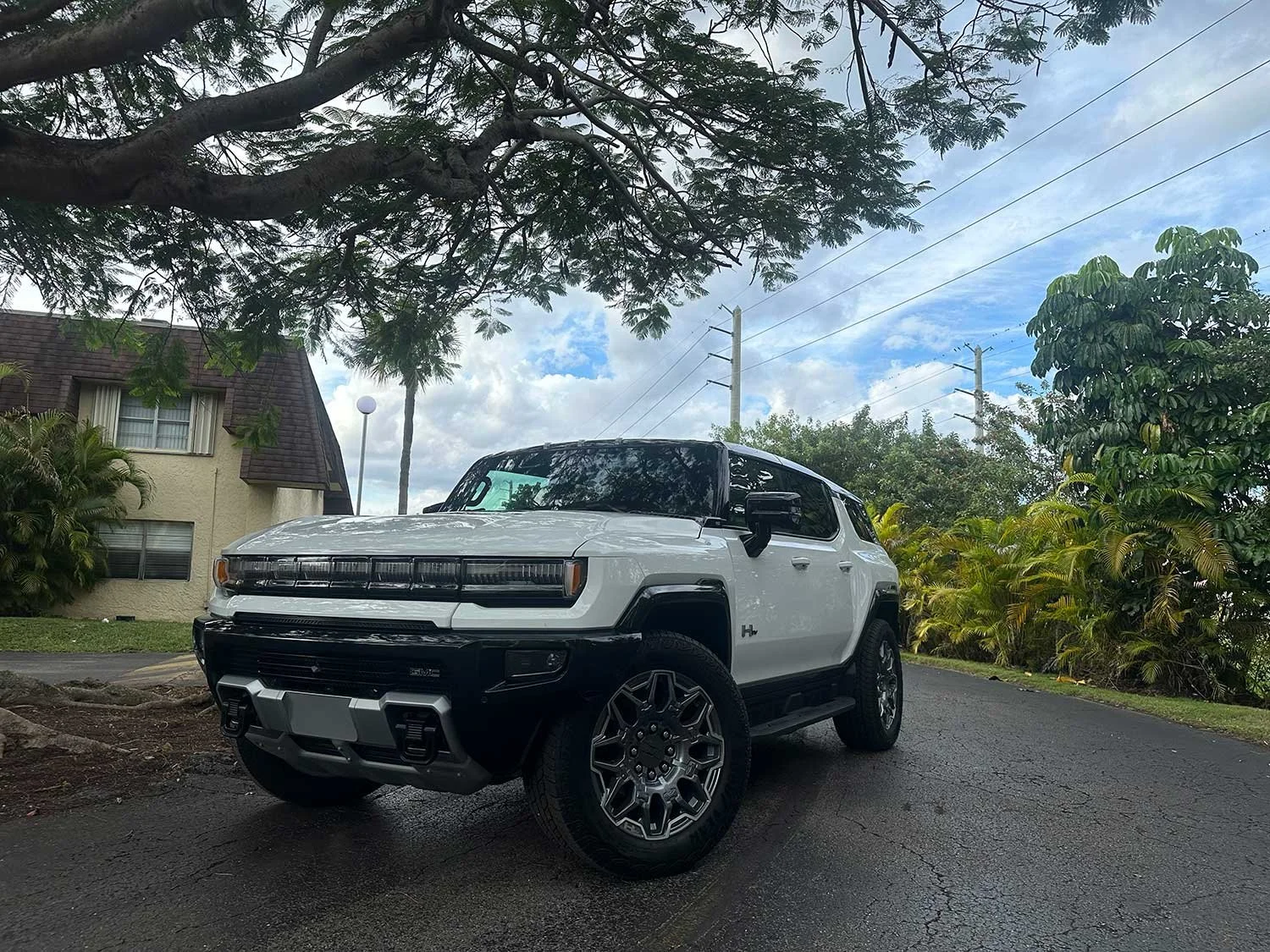 El Hummer EV 2026 en una comunidad de vecinos en Miami