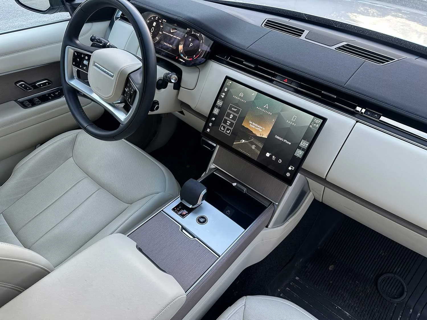 Range Rover SE 2025 con interior perlino, vista del interior