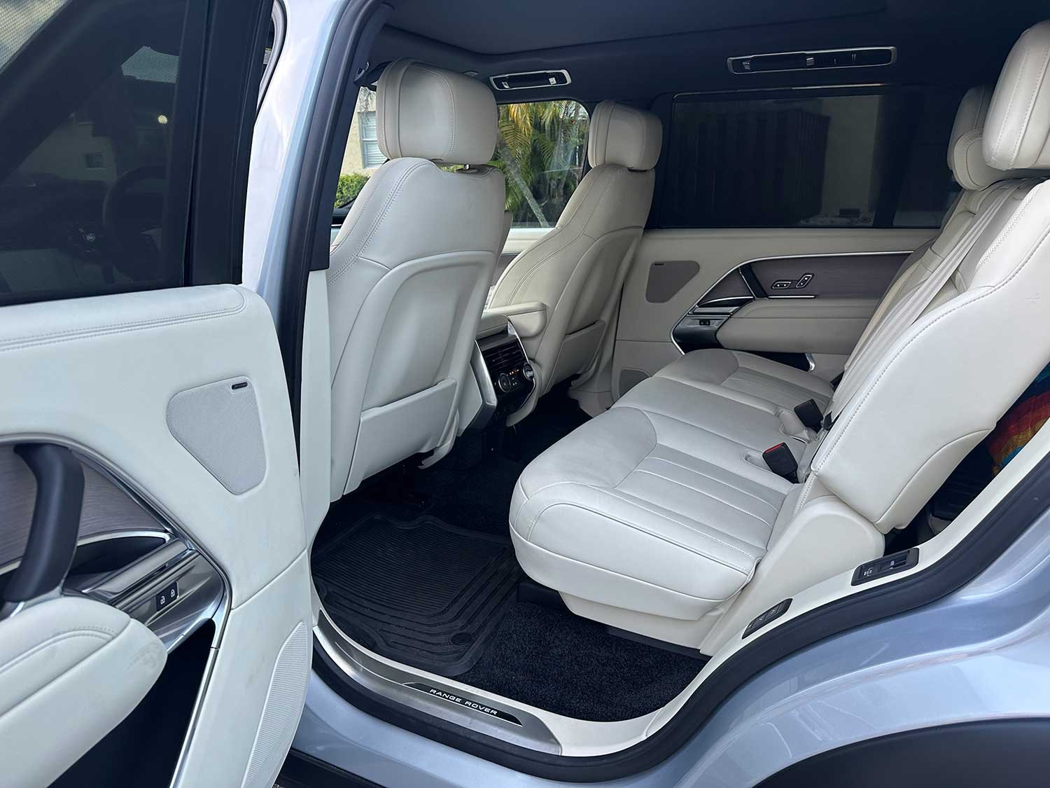 La segunda fila de asientos del Range Rover SE 2025