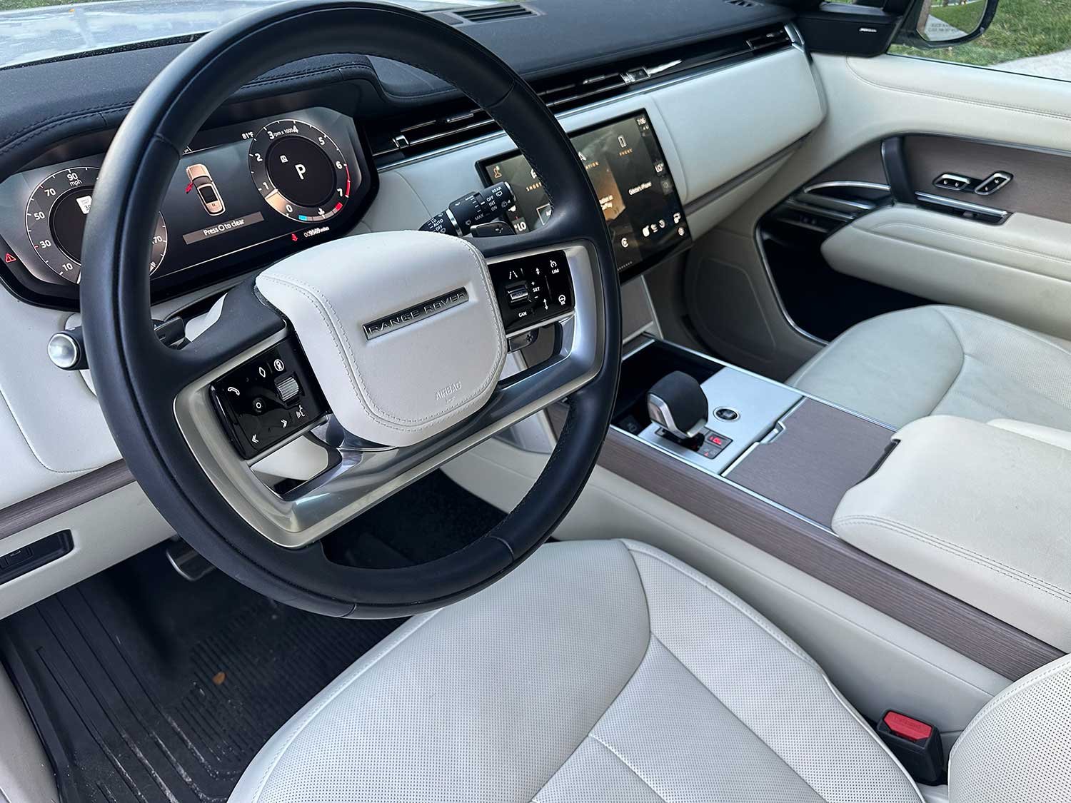 El volante y la cabina del Range Rover SE 2025