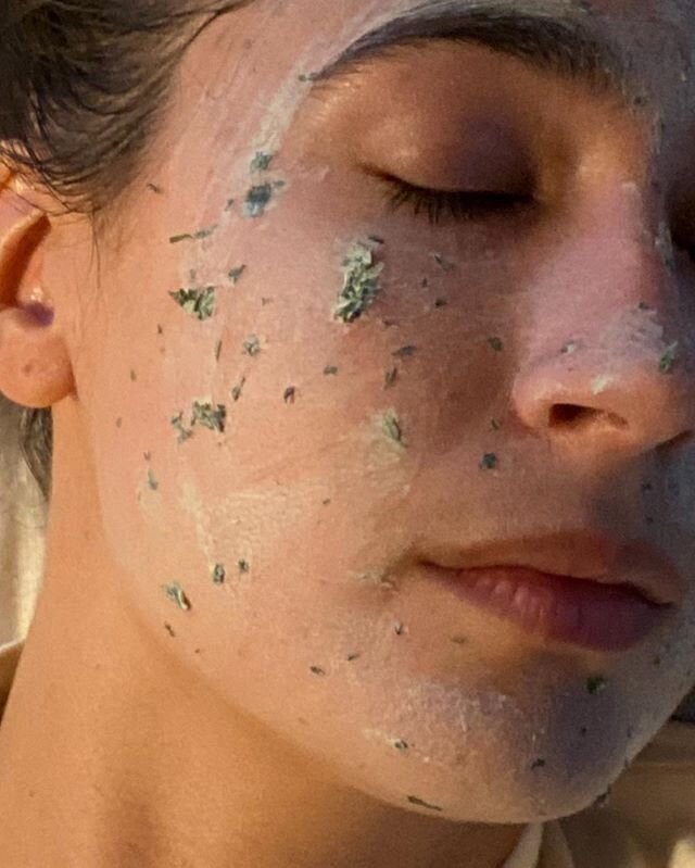 Yep those are little bits of parsley on my face 💚 @aptoskincare