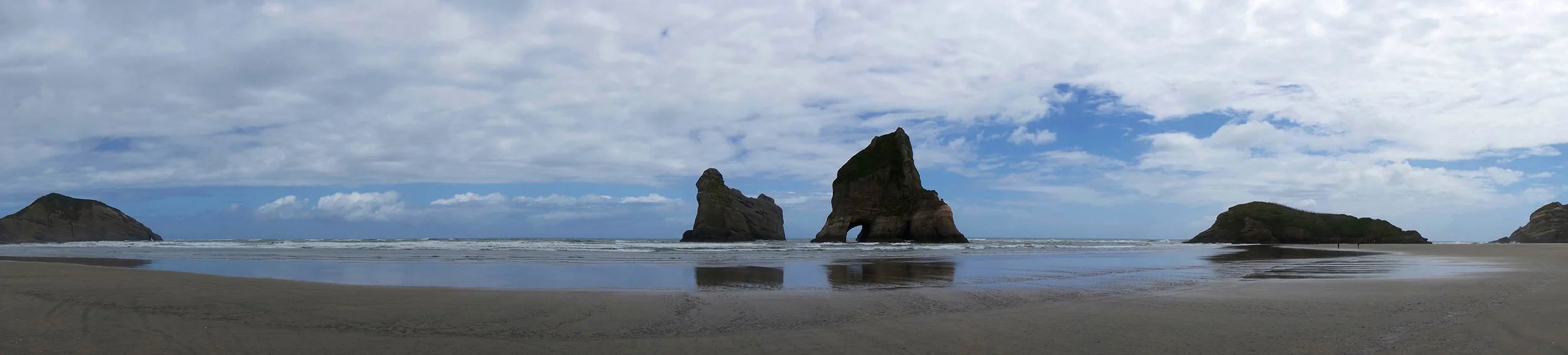golden_bay_wharariki_beach_rocks_pano.jpg
