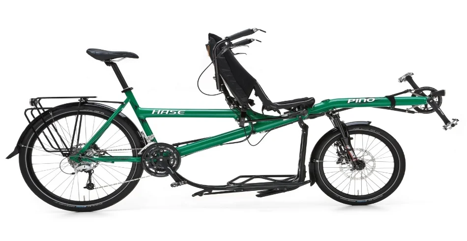 HaseBikes PinoPorter Ein Rad das viele Räder ist: Reha-Möglichkeit, Reisetandem, Spaßmobil für die Familie und nun auch echter Transporter: Die Jungs und Mädel um Marec Hase in Waltrop haben mit der Version Porter ihres erfolgreichen Stufentandems (-waren die damals eigentlich die ersten mit dieser Idee? - man weiß es nicht...) aus dem Sonderspezialisten "Tandem" ein alltäglich das Stinkemobil ersetzendes Gefährt gemacht: Nachdem der Partner zum Bahnhof gebracht ist, geht´s zum Markt, die Gepäcktasche wird aufgespannt und die Einkäufe für die Woche nach Hause gebracht. Nach dem Ausladen geht´s in Richtung Kita, den Filius abholen - die vordere Tretlänge lässt sich auch ohne Kettenveränderung anpassen, und mit Umweg über das Nachbardorf (weil dort der bessere Eisladen ist...) geht´s nach Hause ... So schön kann das Leben als Hausmann sein...