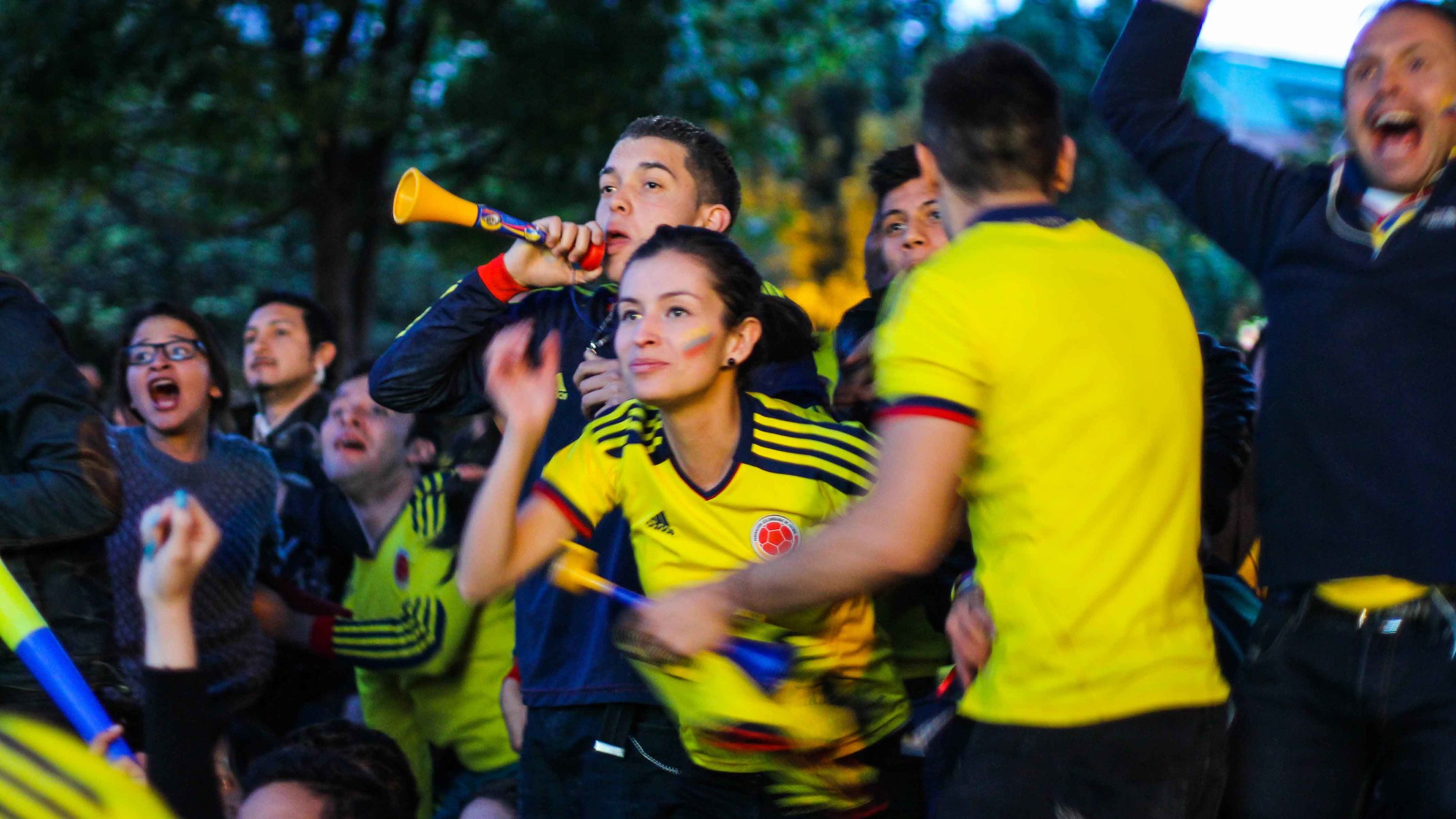 Colombian women, excellent. Colombian women in football shirts, hermosísima.