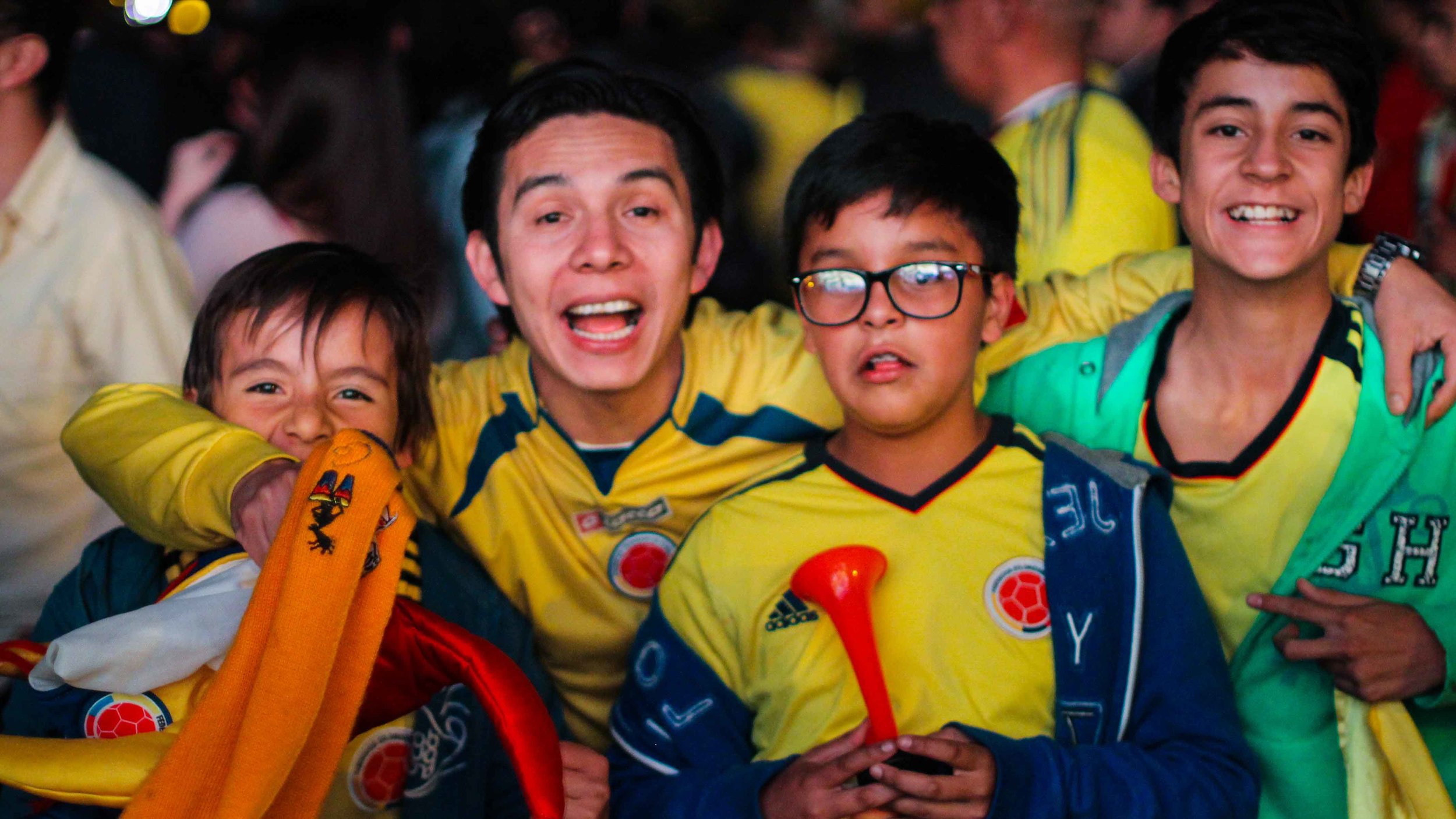 Oi, kid in the glasses, smile chico. 