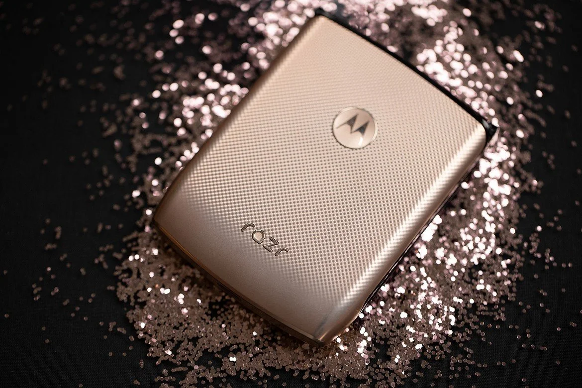 https___hypebeast.com_wp-content_blogs.dir_6_files_2020_02_motorola-razr-rose-blush-gold-release-date-price-04.jpg