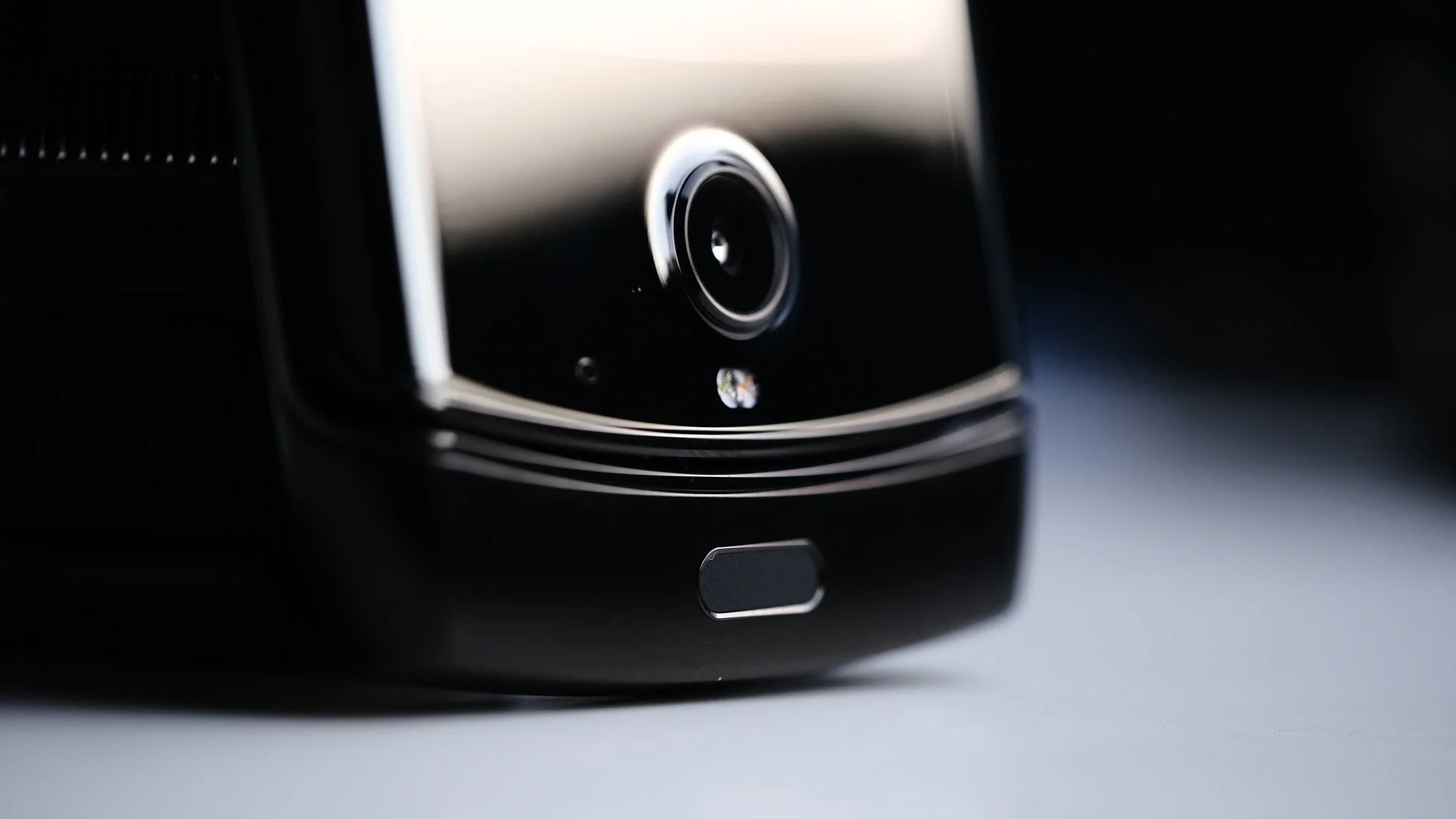 Moto-Razr-foldable-camera-and-fingerprint-reader-macro.jpg