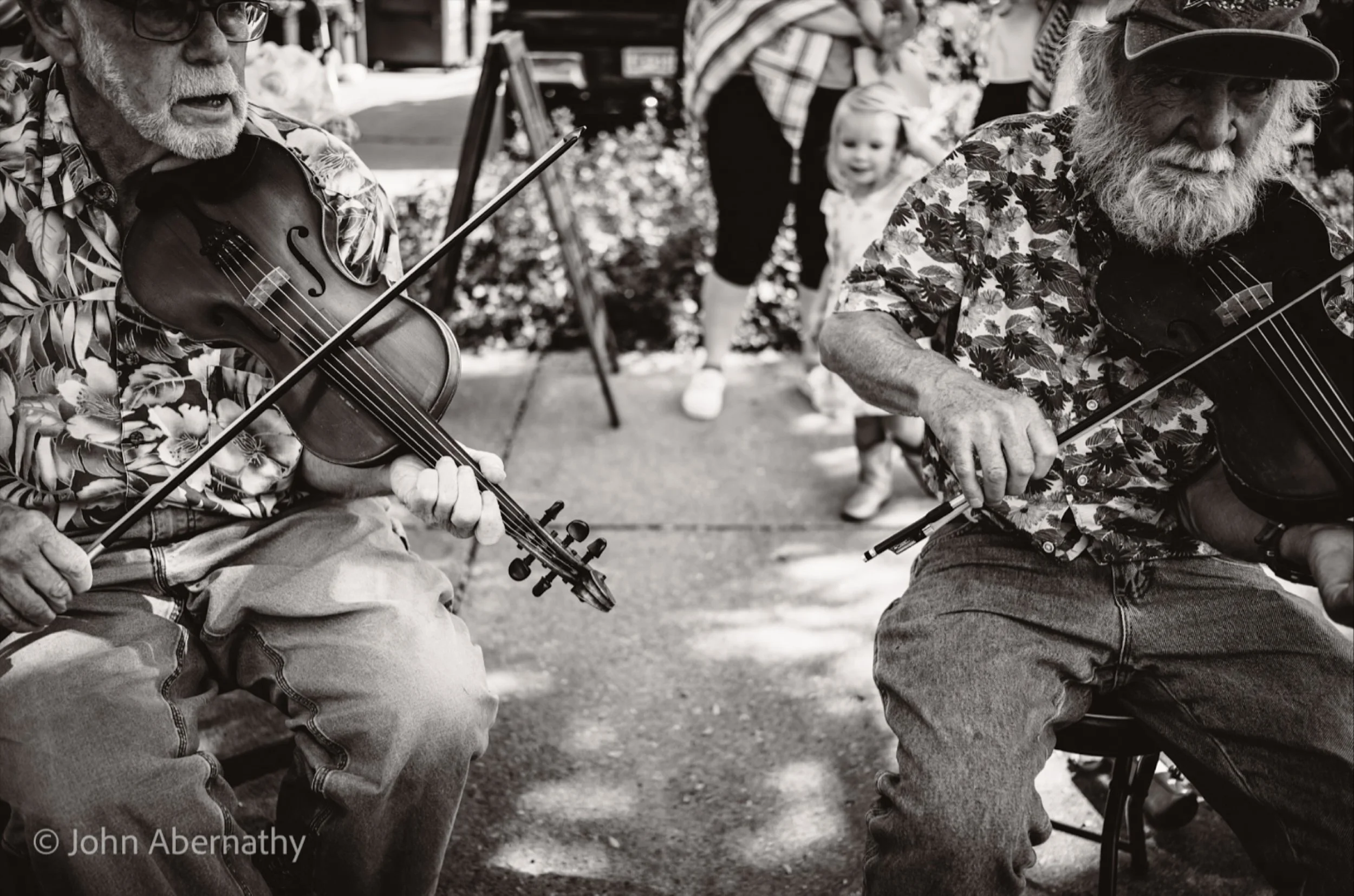 Fiddling on the street. #fiddler #fiddle #streetmusic #streetphoto_bnw #streetphotography #excelsior