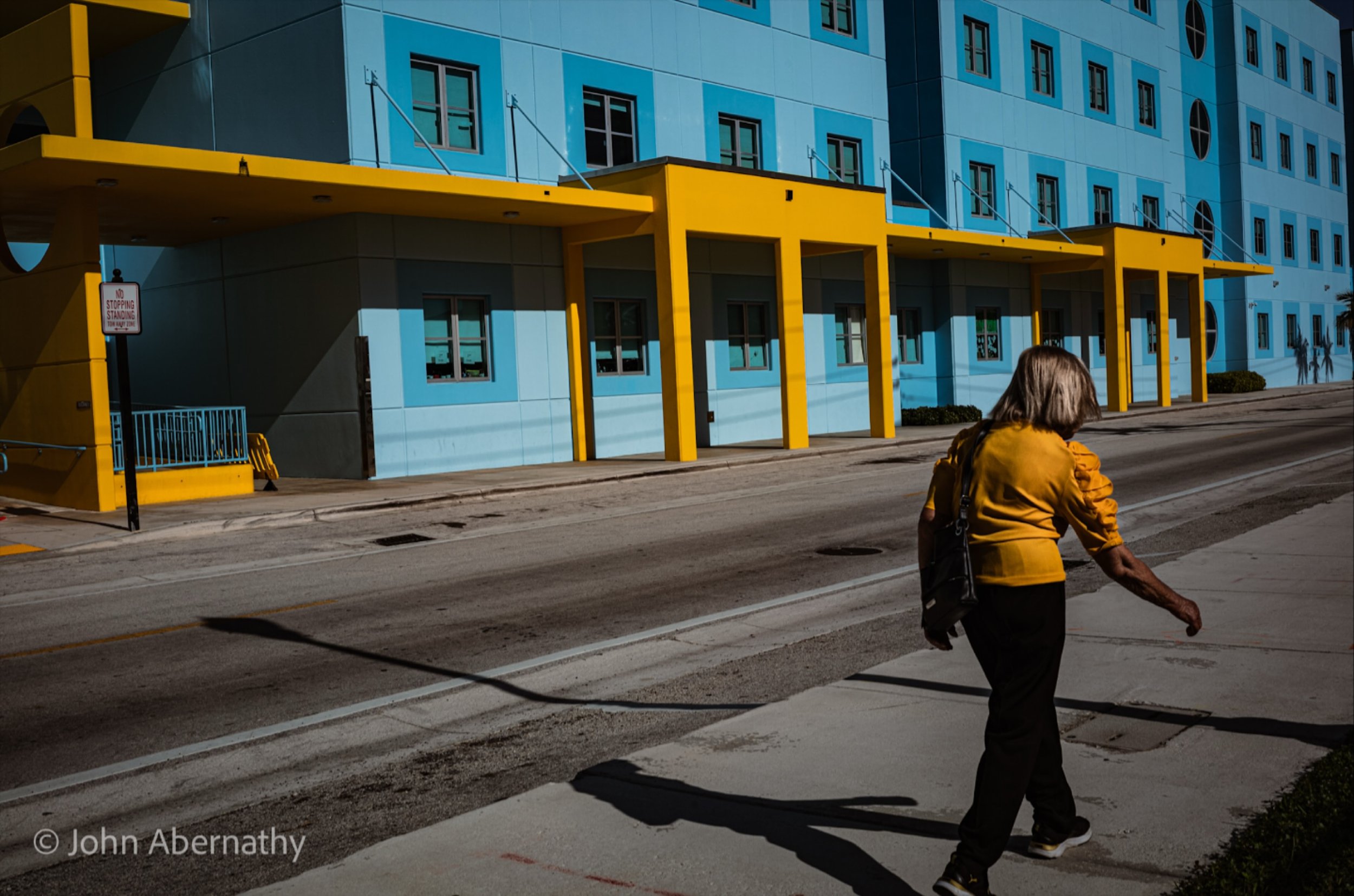 When yellow walks the blues. #edc #m10r @miamistreetphotographyfestival @cityofmiami @leicastoremiami #miami #miamiflorida