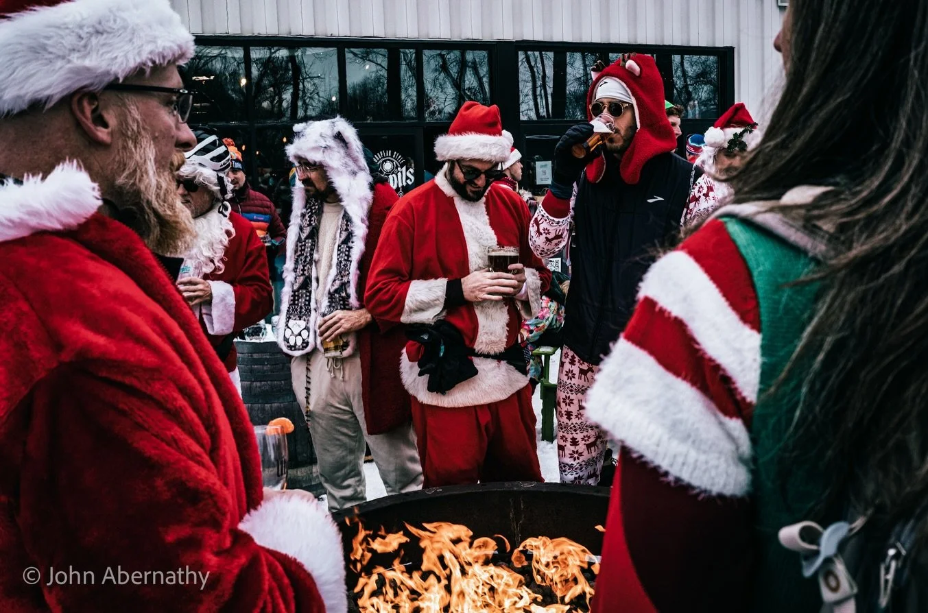 When in Minnesota, this is how we survive the winters. @utepilsbrewing and @ladonacerveza Santa, bikes and beers. What could be better? #Beer #Cerveza #Brewery #Santa #bikes #utepils #ladonacerveza #streetphotography #leica #leicam10r #voigtlander @k
