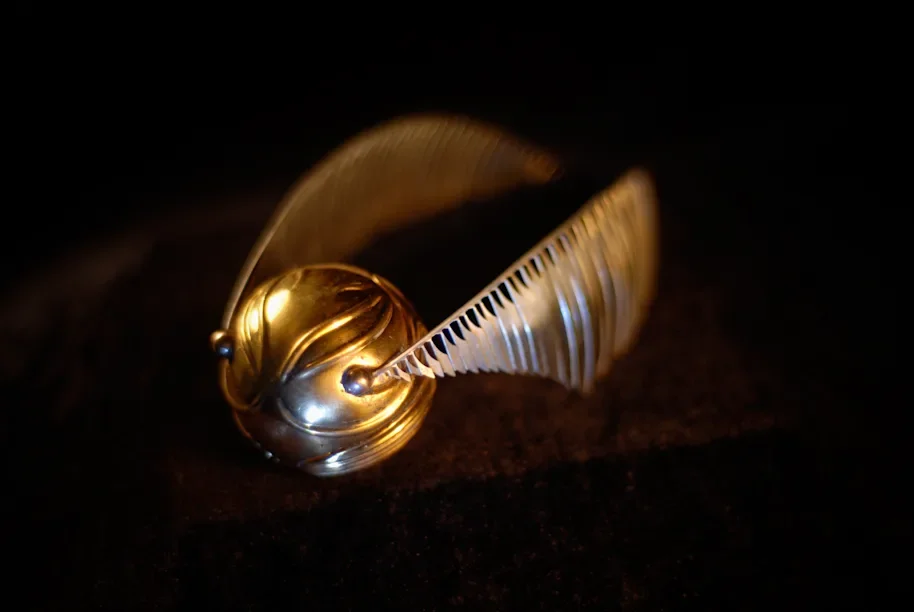 Snitch_WB_F1_FlyingSnitch_Promo_100615_Land.webp