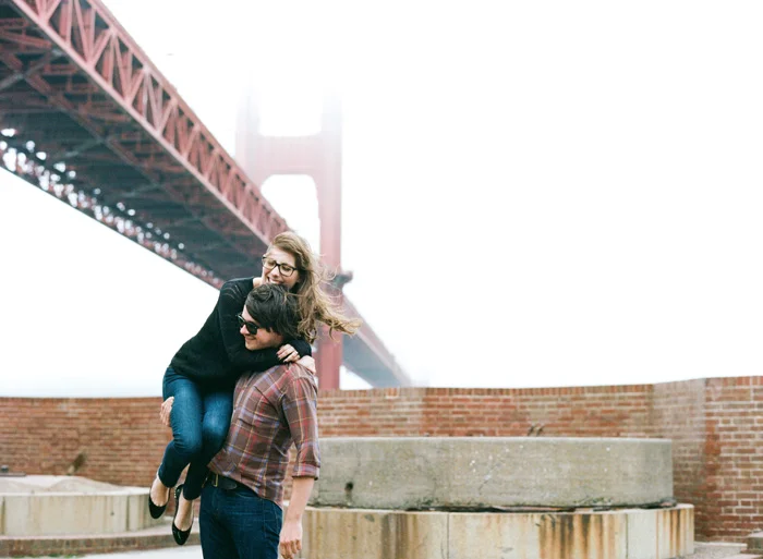Sylvie-Gil-Engagement-Film-Photography-golden-gate-bridge-outdoor-couple-carry-red-fog.jpg