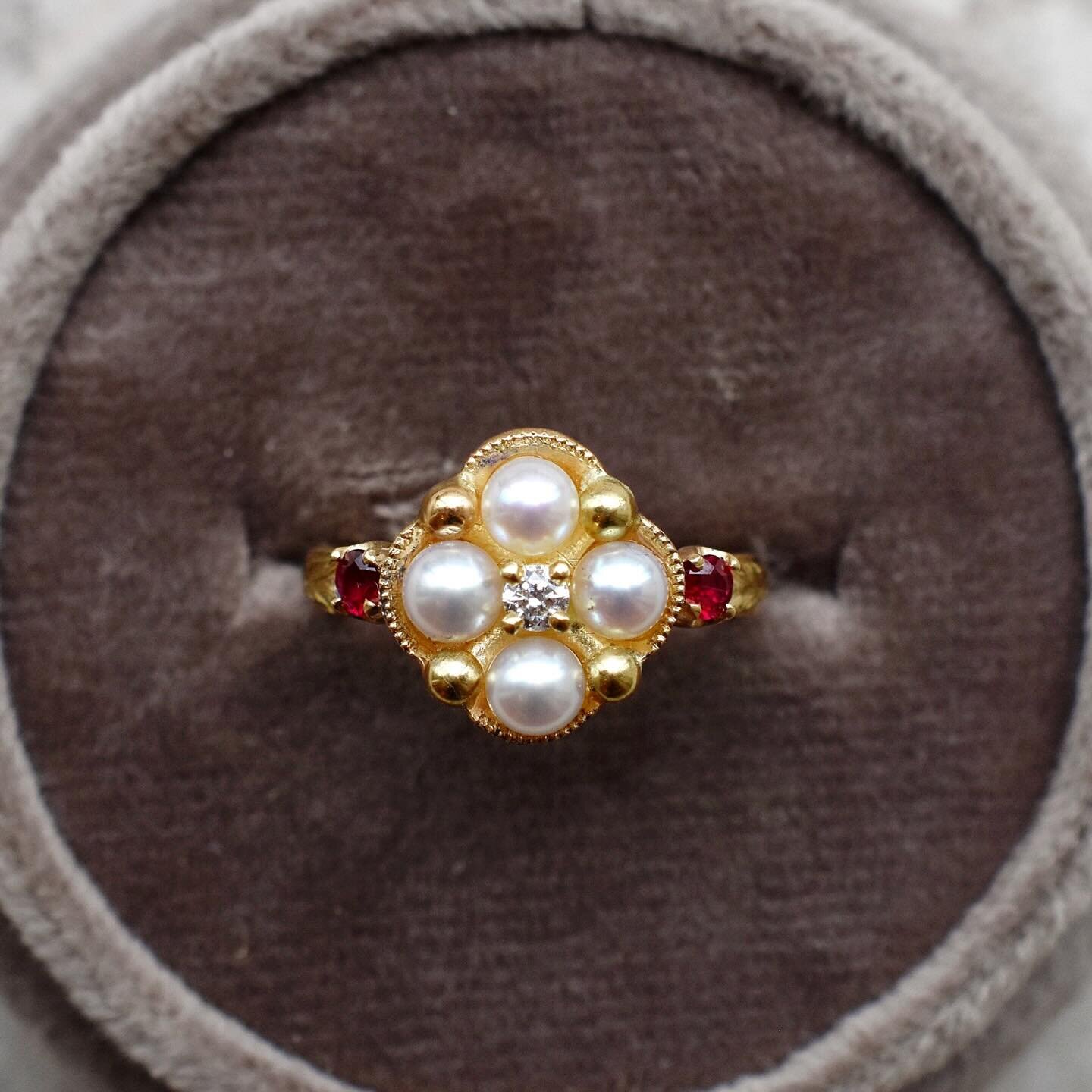 A renaissance inspired ring in 18k with pearls, rubies and a center diamond 👑