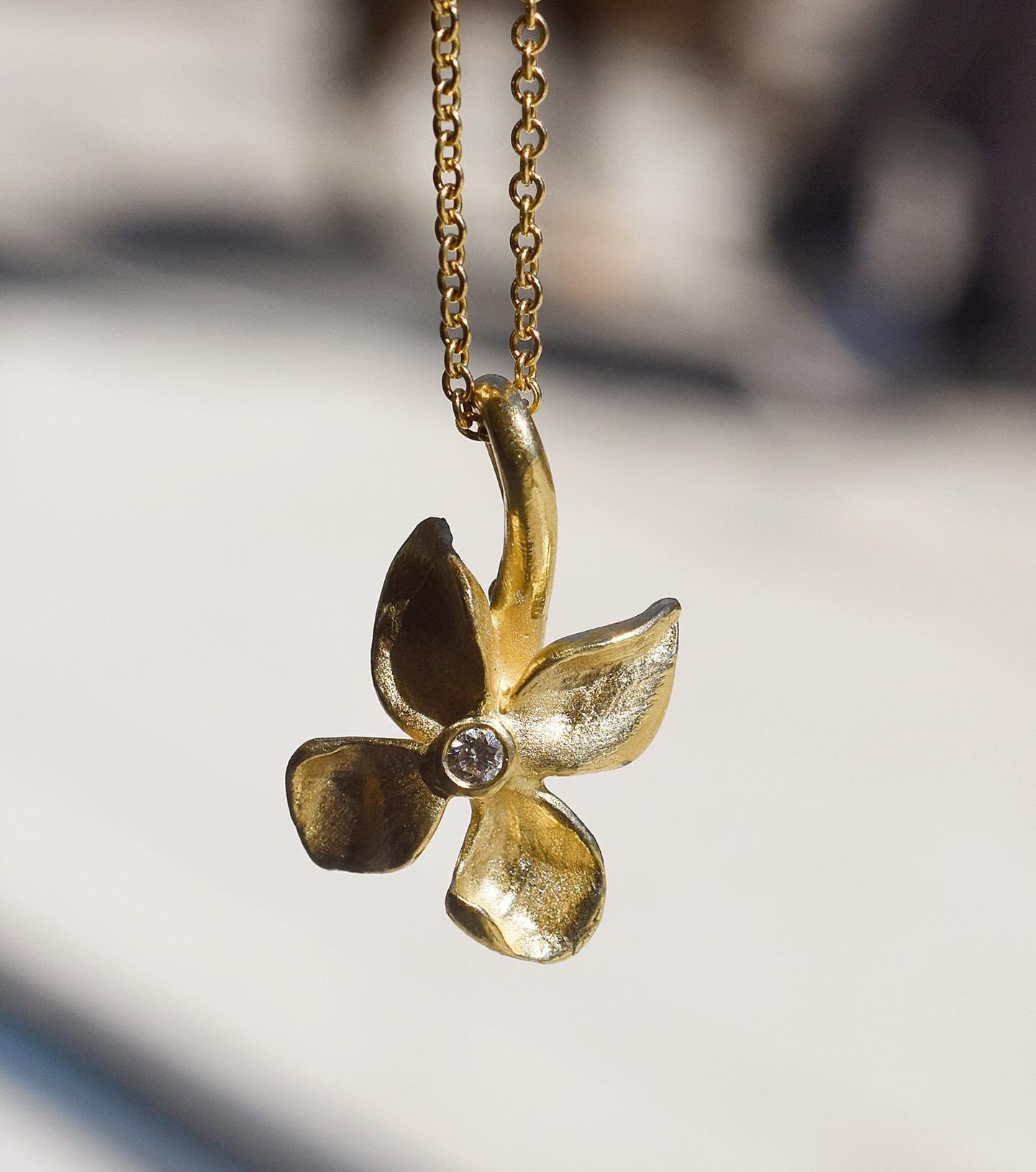 The dogwood pendant in 18k yellow gold 🌸✨