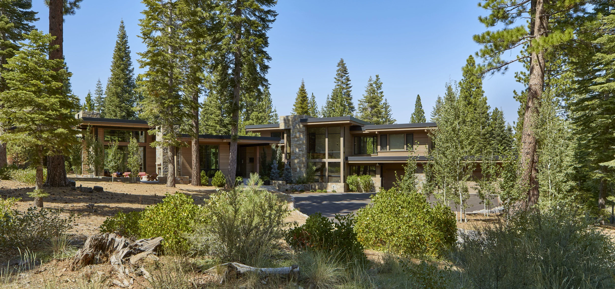 Contractor: Crestwood Construction Interior Design + Finishes: WaltonAE Photography: Russell Abraham Square Footage: 6,790 sf bedrooms: 5 bathrooms: 5.5