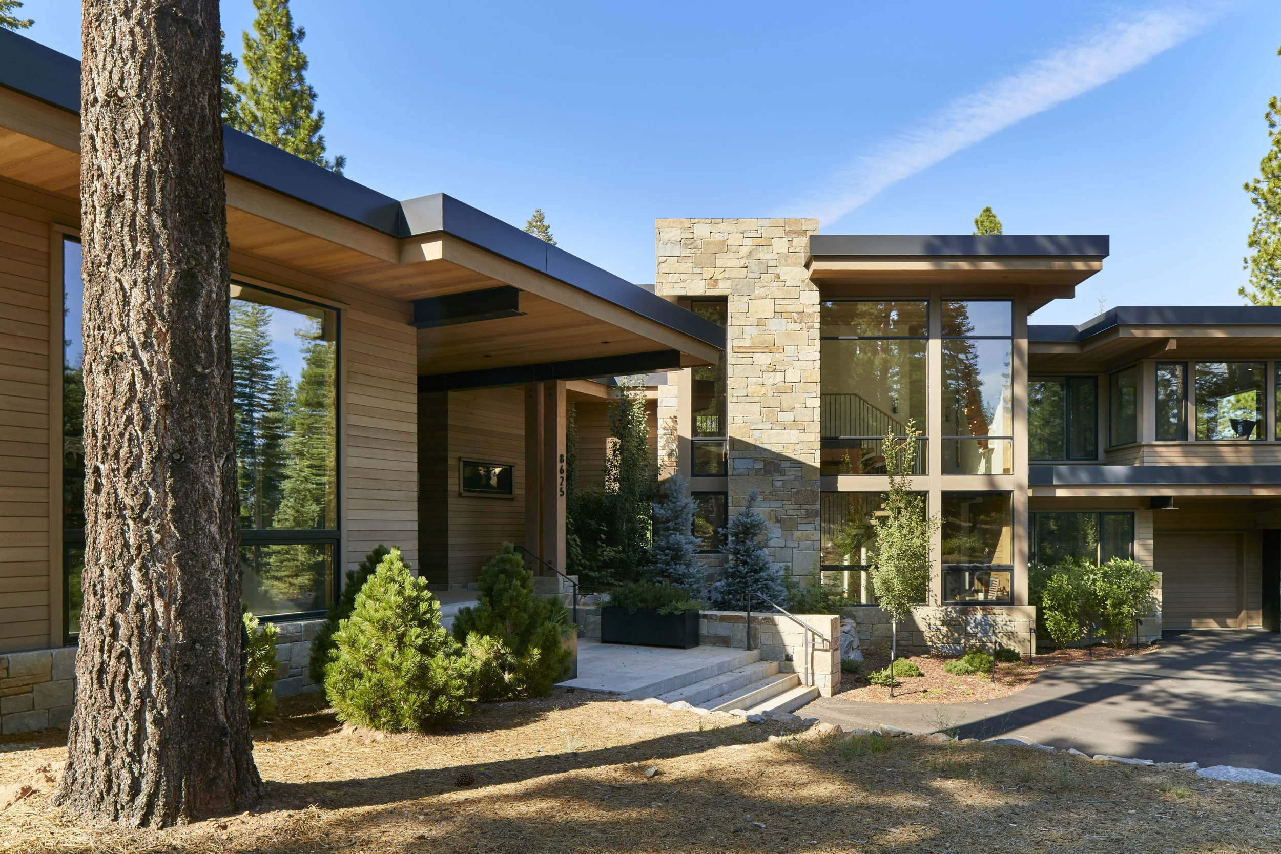 Contractor: Crestwood Construction Interior Design + Finishes: WaltonAE Photography: Russell Abraham Square Footage: 6,790 sf bedrooms: 5 bathrooms: 5.5