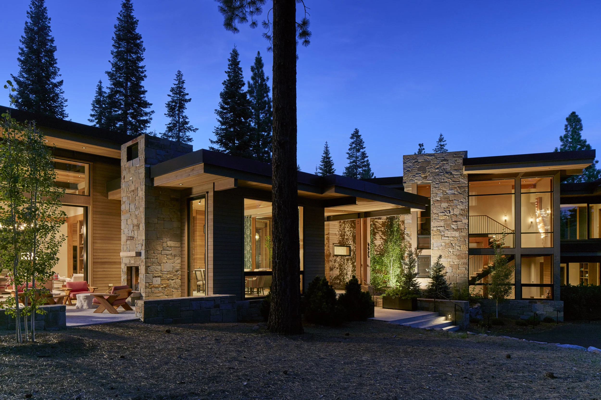 Contractor: Crestwood Construction Interior Design + Finishes: WaltonAE Photography: Russell Abraham Square Footage: 6,790 sf bedrooms: 5 bathrooms: 5.5