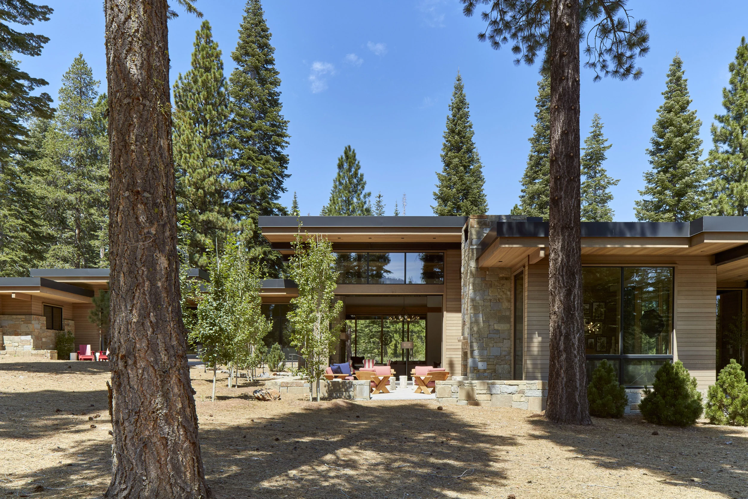 Contractor: Crestwood Construction Interior Design + Finishes: WaltonAE Photography: Russell Abraham Square Footage: 6,790 sf bedrooms: 5 bathrooms: 5.5