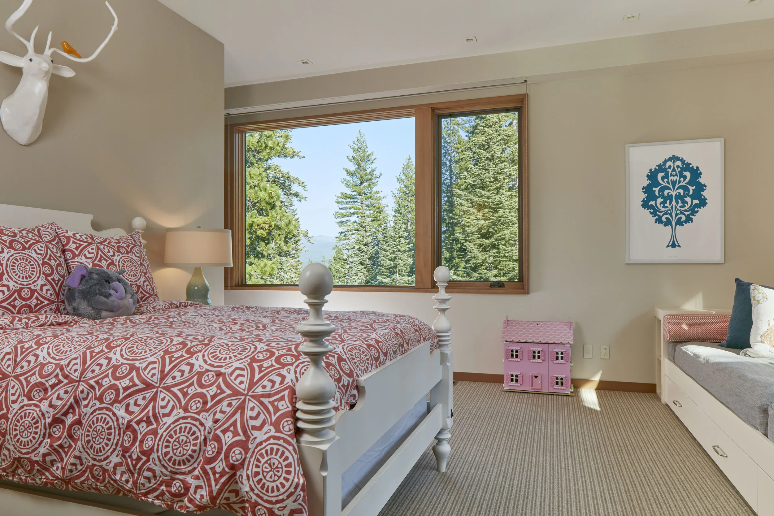 Contractor: Crestwood Construction Interior Design + Finishes: WaltonAE Photography: Russell Abraham Square Footage: 6,790 sf bedrooms: 5 bathrooms: 5.5