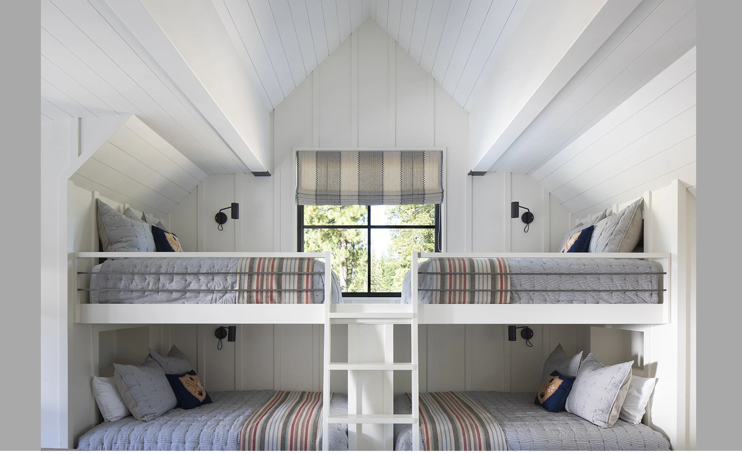 Contractor: Jim Morrison Construction Interiors: Walton Architecture + Engineering Photography: Paul Dyer Square Footage: 5,741 sf bedrooms: 5 bathrooms: 5.5