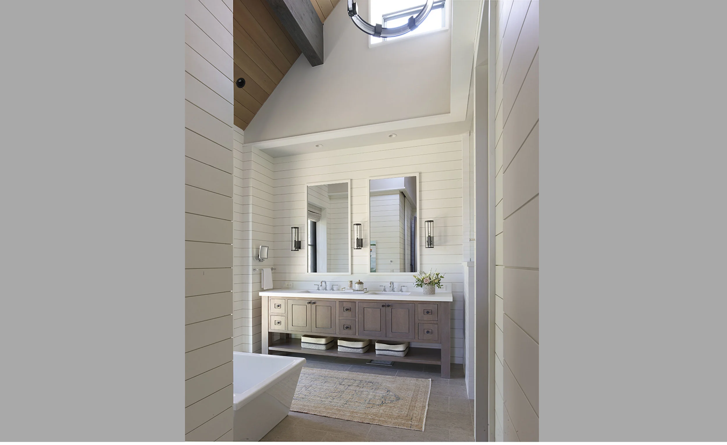Contractor: Jim Morrison Construction Interiors: Walton Architecture + Engineering Photography: Paul Dyer Square Footage: 5,741 sf bedrooms: 5 bathrooms: 5.5