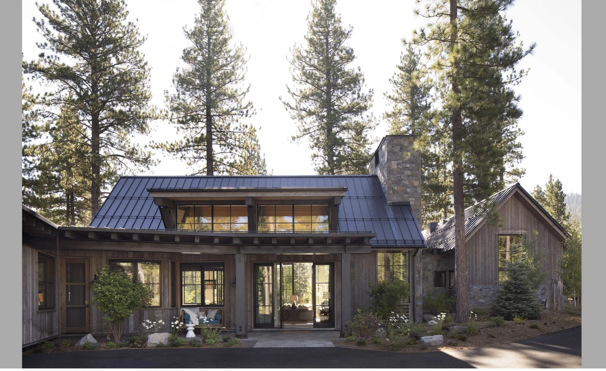 Contractor: Jim Morrison Construction Interiors: Walton Architecture + Engineering Photography: Paul Dyer Square Footage: 5,741 sf bedrooms: 5 bathrooms: 5.5