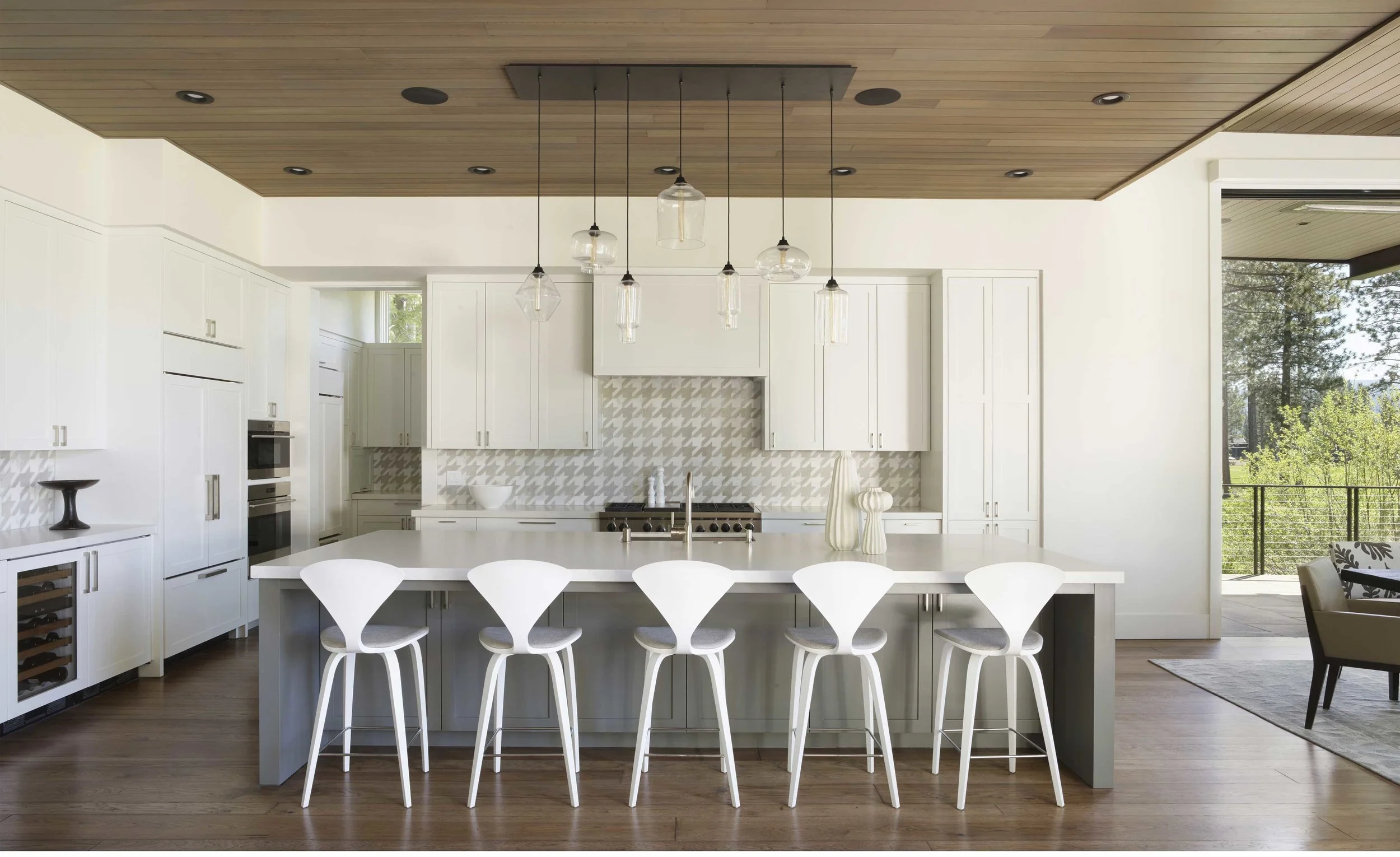 Contractor: Jim Morrison Construction Interiors: Sarah Jones Interior Design + Walton Architecture + Engineering Photography: Paul Dyer Square Footage: 4,245 sf bedrooms: 5 bathrooms: 4.5