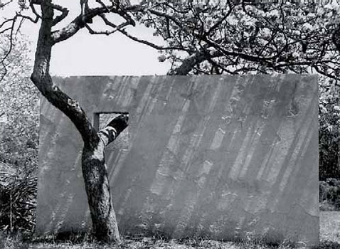 Detail from a garden Rudofsky designed with sculptor Constantino Nivola on Nivola's property in the Hamptons, via Mondo Blogo .