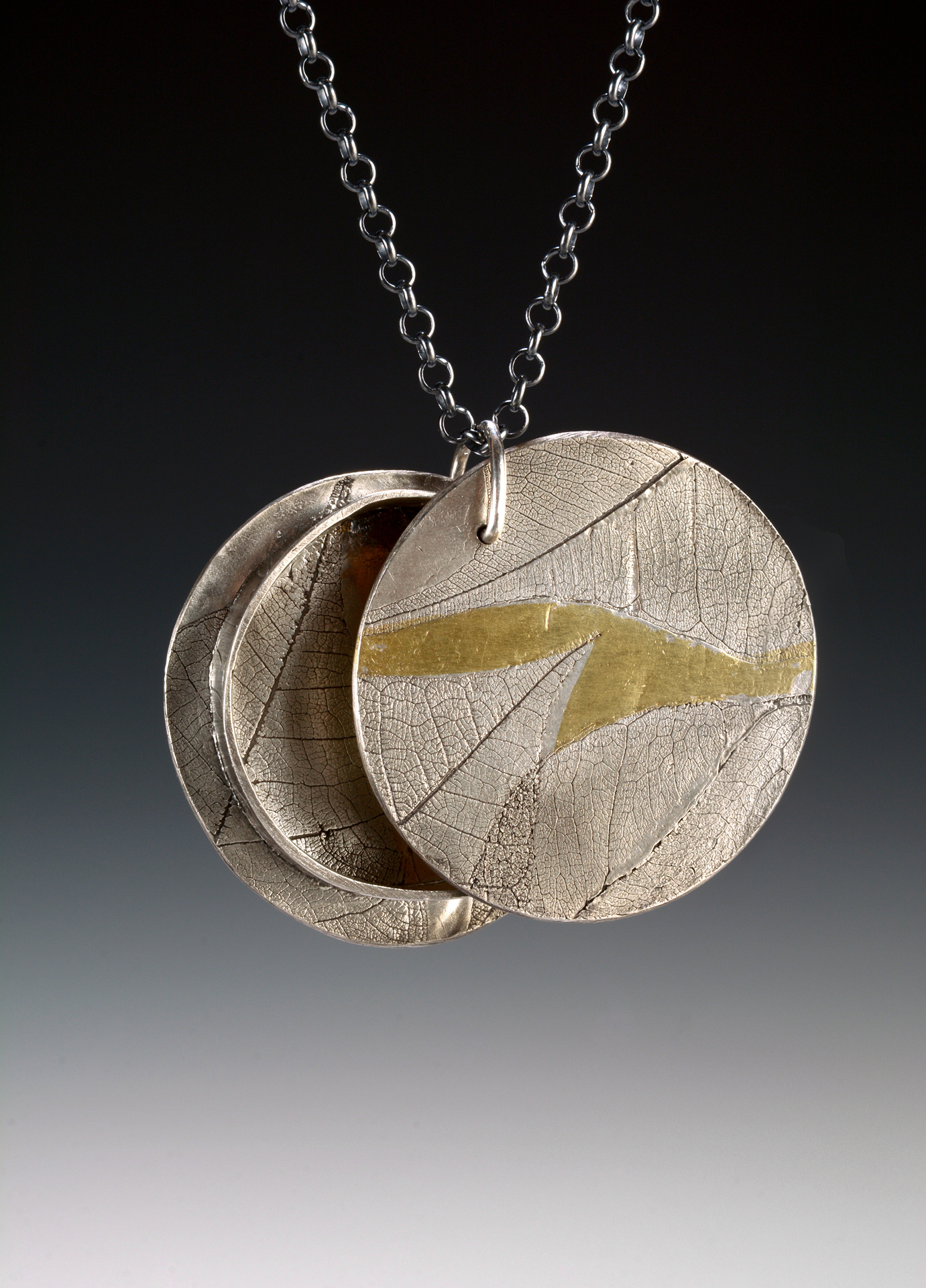 round locket w24k open.jpg