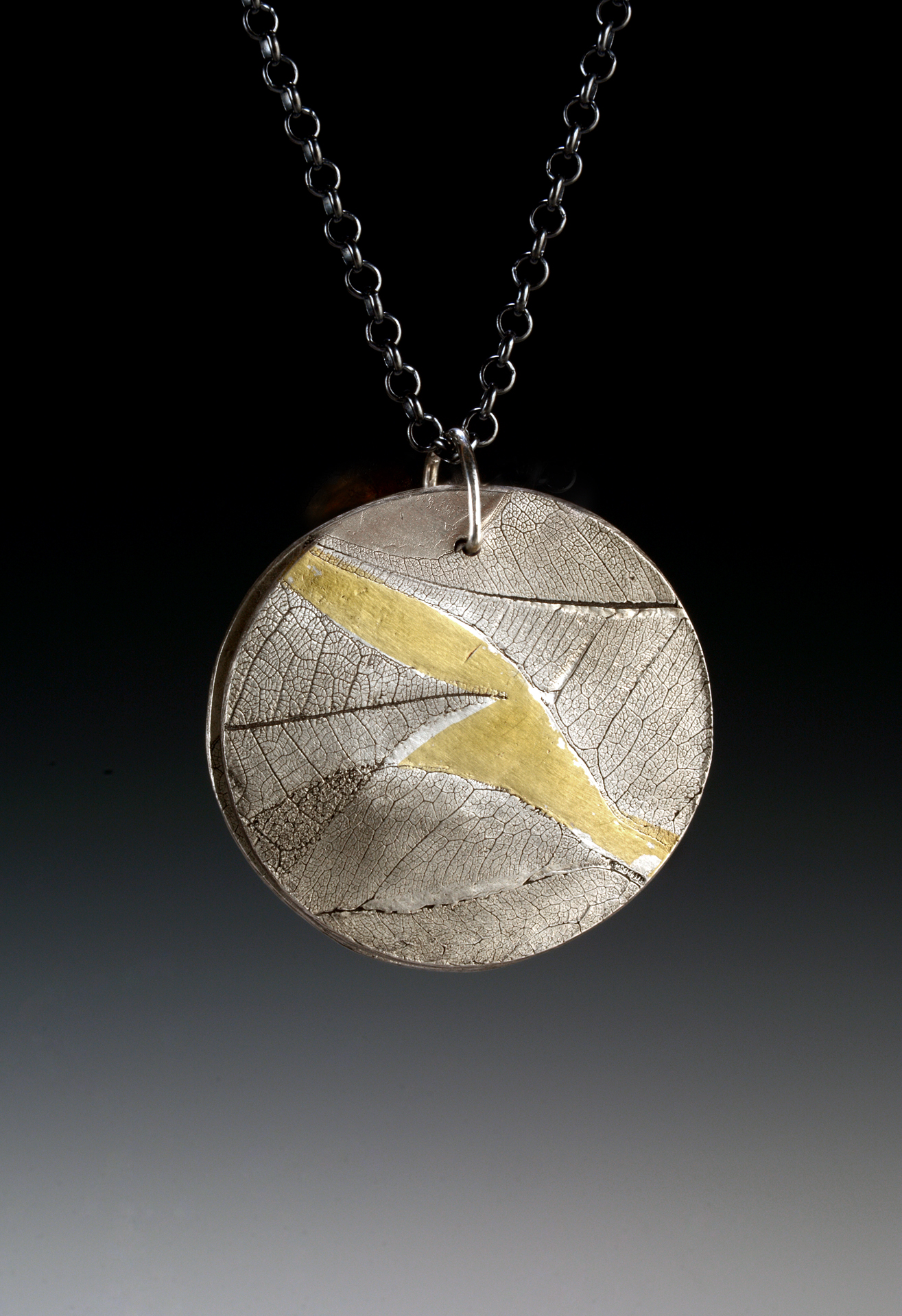 round locket w24k.jpg