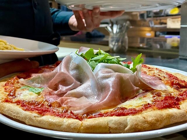 Mozzarella di Bufala, Rucola e Prosciutto crudo di Parma 👌  #pizza #prosciuttodiparma #mozzarelladibufalacampanadop