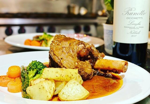 Stinco di Agnello - Lamb Shank 
Fall off the Bone Lamb Shank Roasted and Braised in its Luxurious Gravy. Matches perfectly with a glass of Nebbiolo from #prunottowines 🍷 
#nebbiolo 
#rausi 
#meridiana 
#lamb 
#maltafood