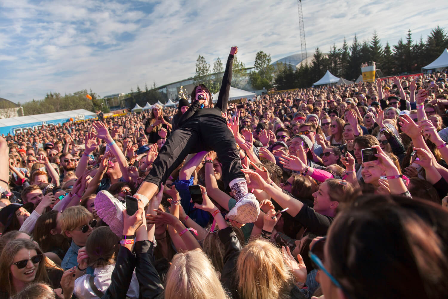 MØ crowdsurfing